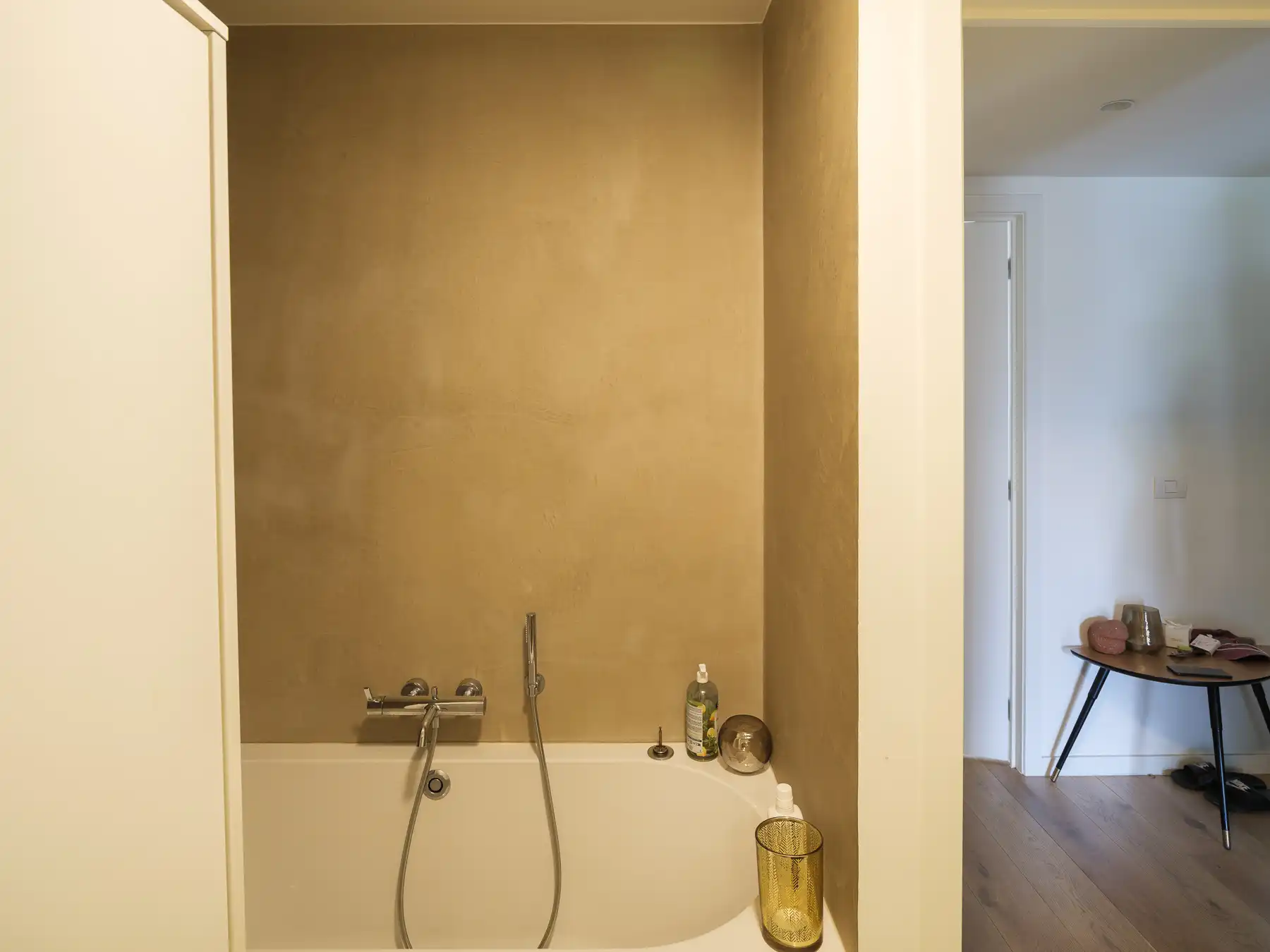 Instapklaar recent appartement met terras foto 16