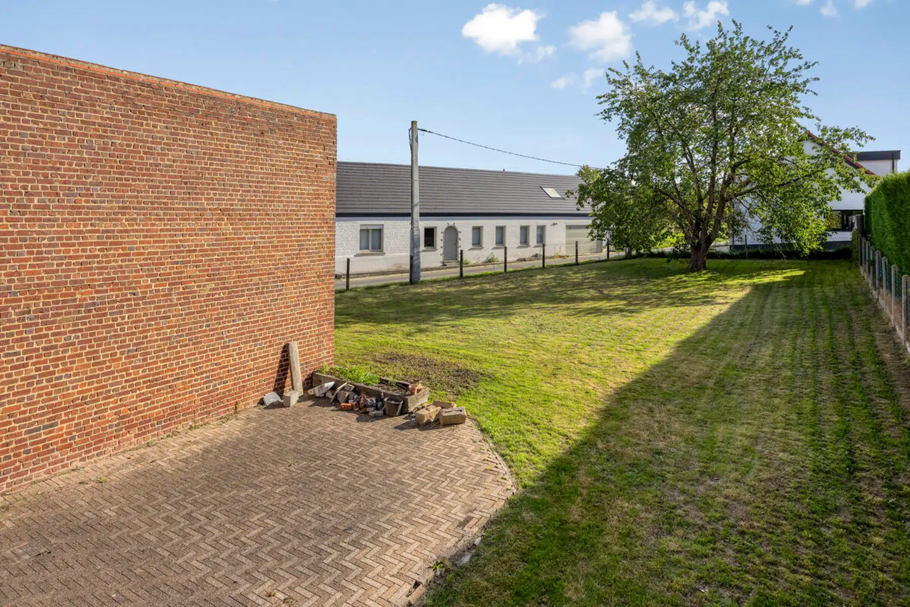 Halfopen bebouwing met ruime garage/werkplaats en tuin! foto 2