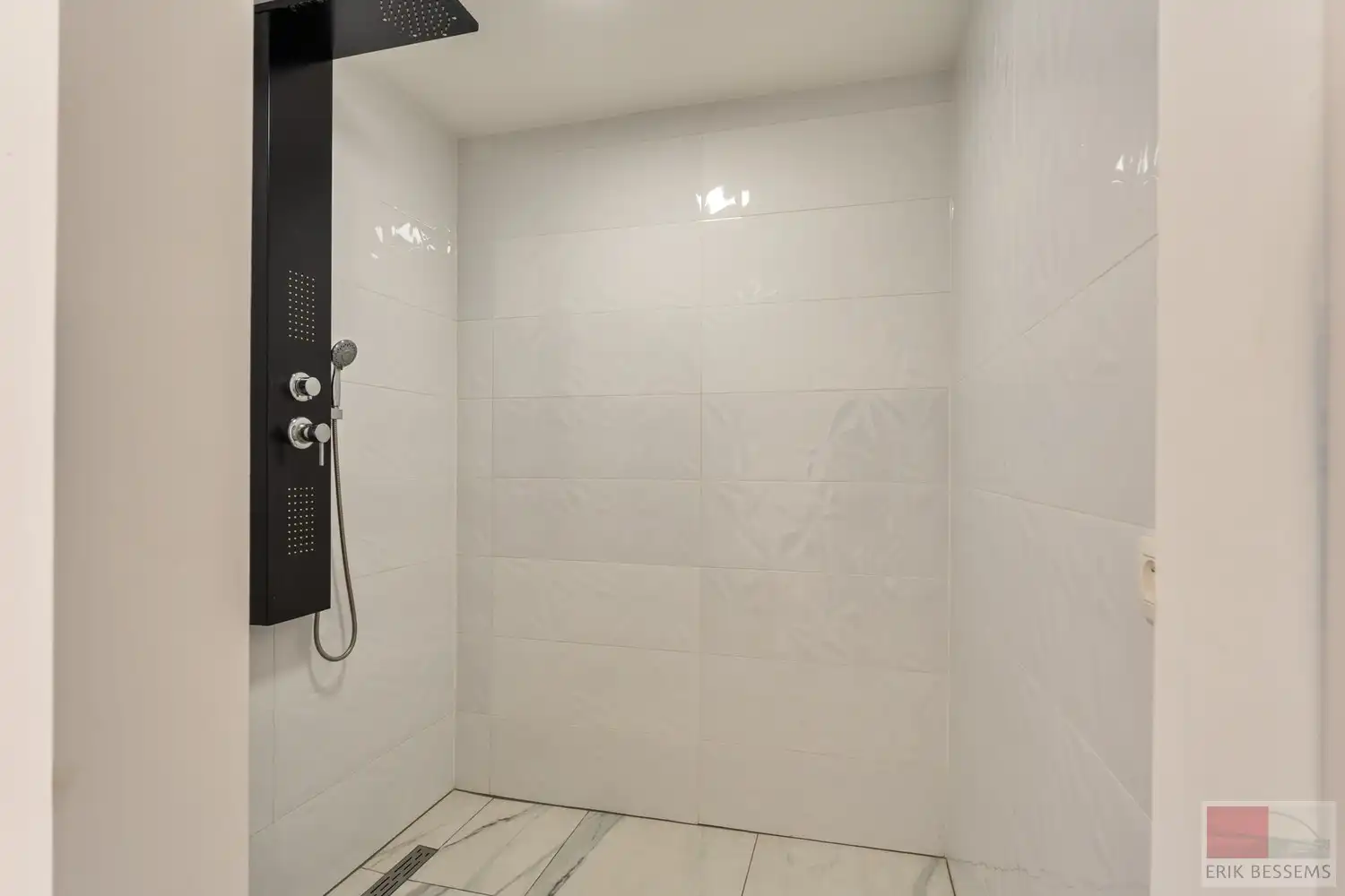 Prachtige en ruime woning met een woonoppervlakte van ca. 277 m², gebouwd in 2018 met vloerverwarming en voorzien van 5 volwaardige slaapkamers en 3 badkamers foto 21