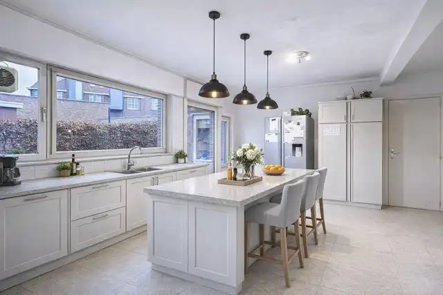 Statige villa met 4 slaapkamers en bureau foto 11