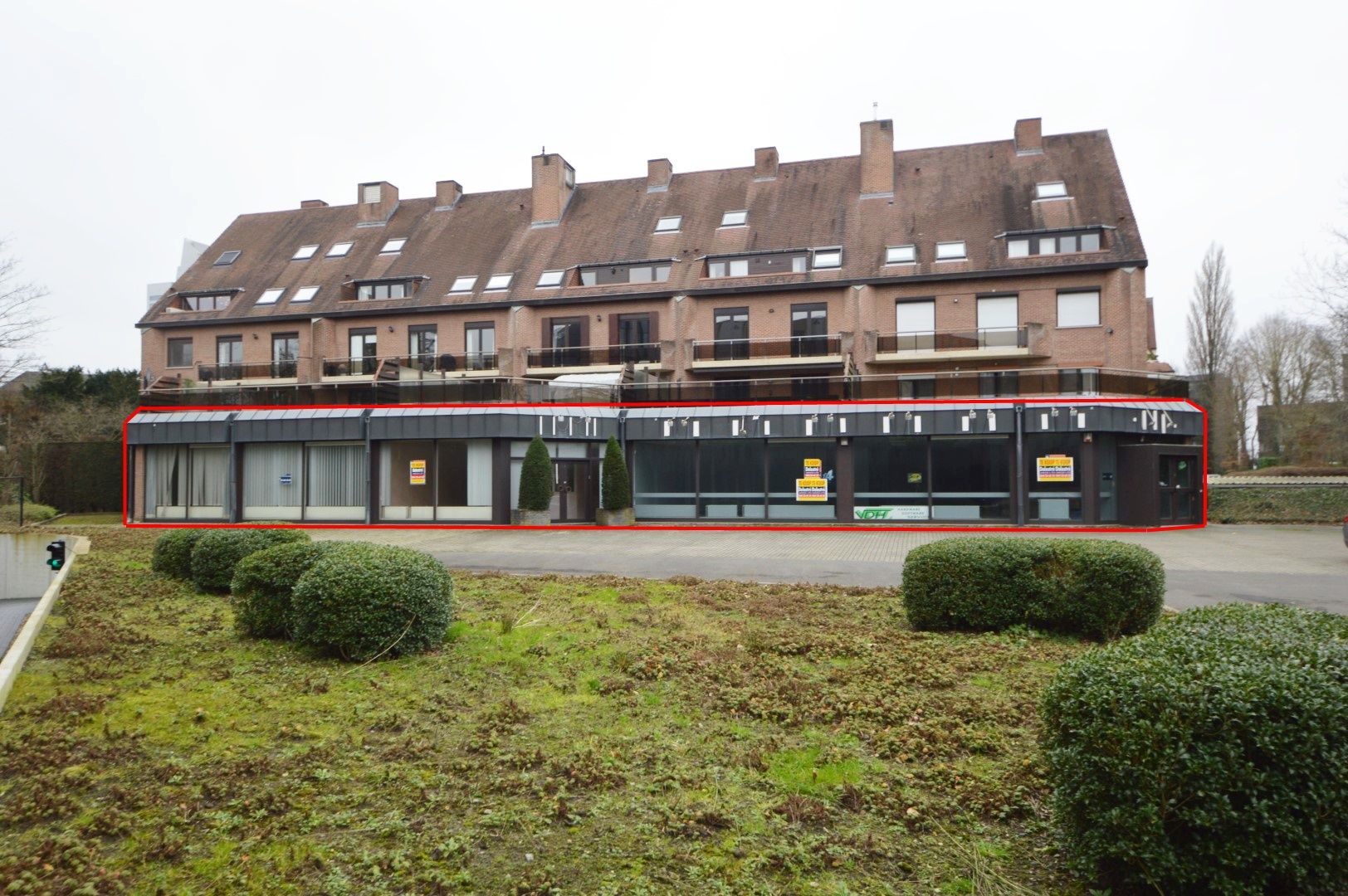 HANDELSGELIJKVLOERS 1.000 M2 KORTRIJKSESTEENWEG MET MEGA PARKING foto 2