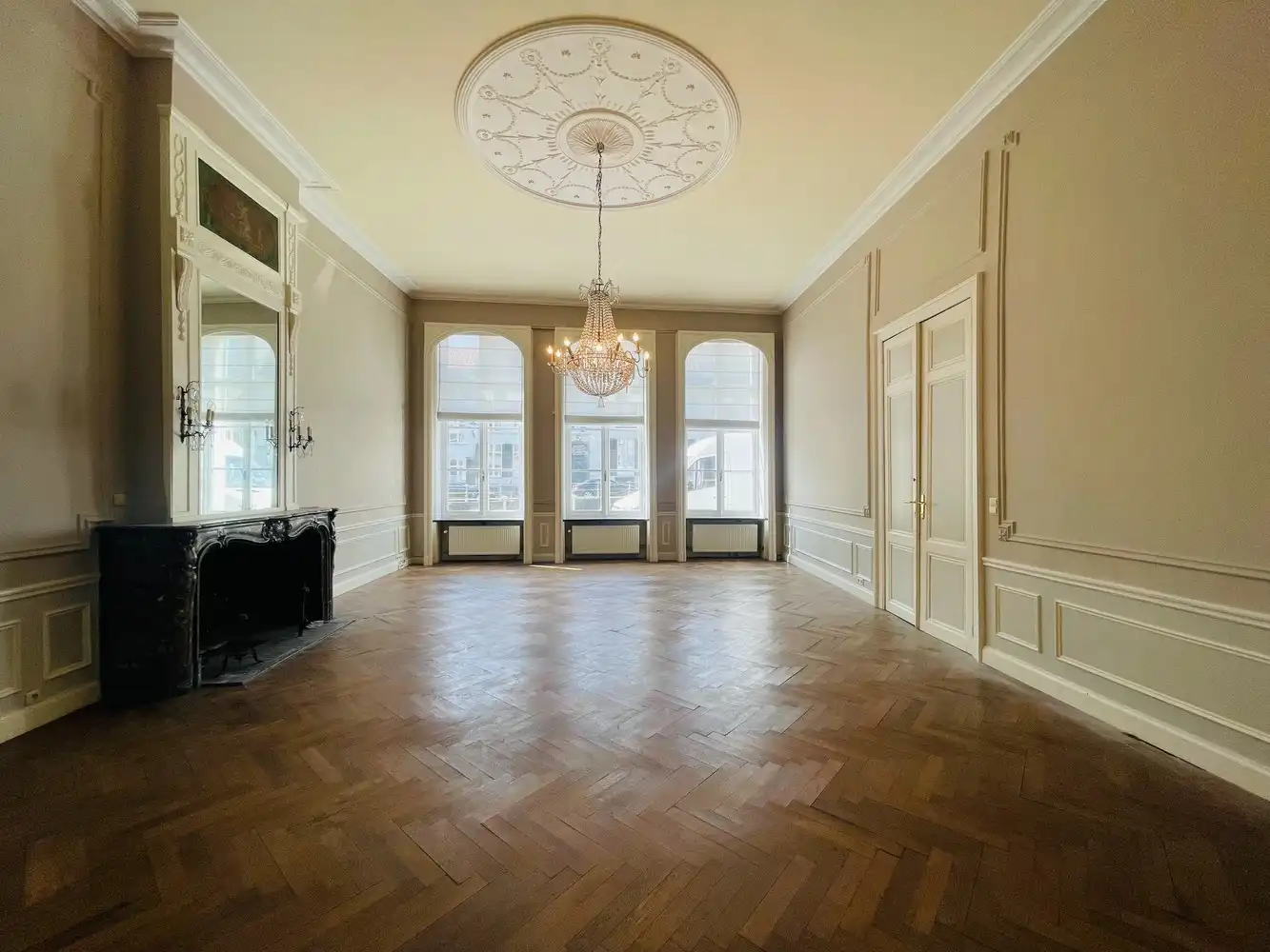 Brugge&nbsp; Aan de SINT-ANNAREI , Unieke , EXCLUSIEVE SALONS/ KANTOORUIMTES (+- 160m²) in een HERENHUIS vooraan met&nbsp; zicht op de Sint-Annarei, achteraan zicht op een grote gemeenschappelijke tuin met oude bomen.&nbsp; Parkingplaats. foto {{pictureIndex}}