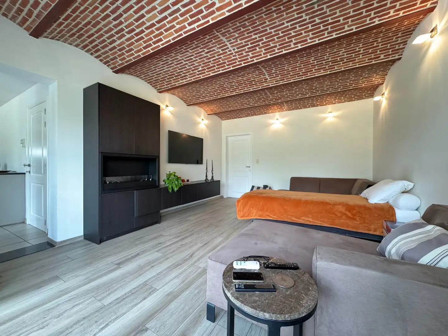 een ruim woonhuis op en met grond foto 2