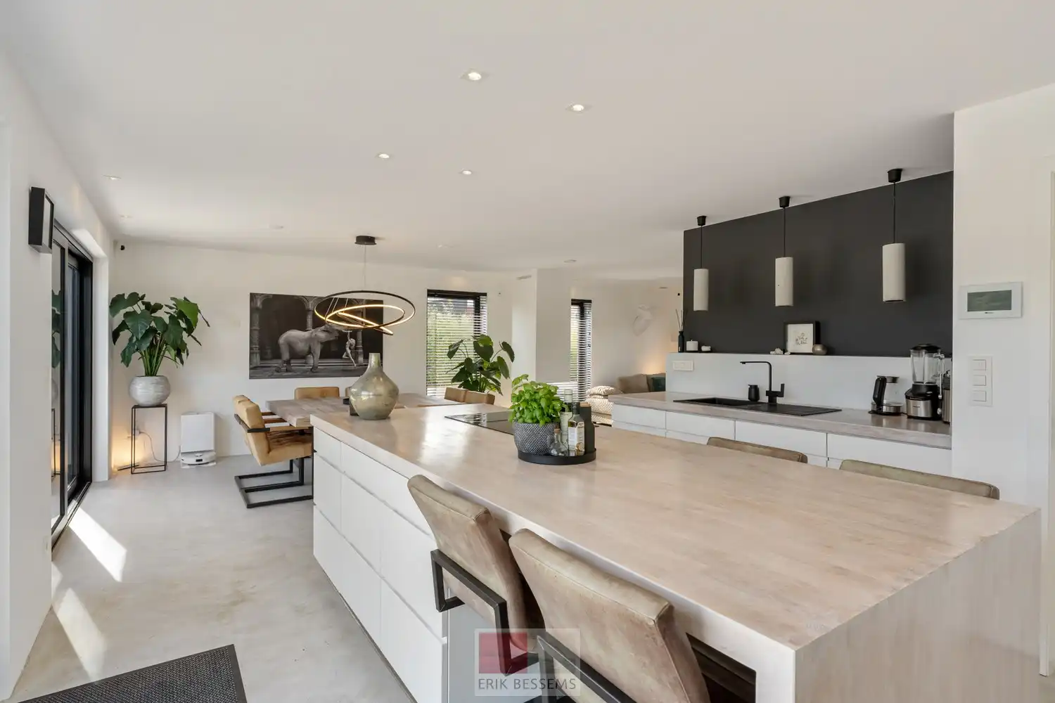 Op een royaal perceel van circa 910 m² ligt deze moderne en energiezuinige woning van circa 177 m² bewoonbare oppervlakte, met een weids panorama over het Limburgse Heuvelland. foto 14