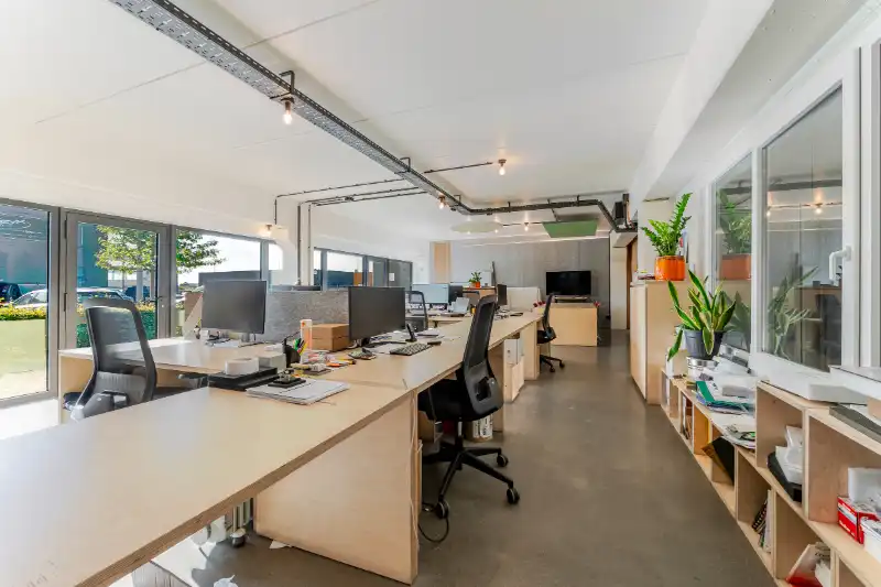 Instapklaar bedrijfsgebouw op strategische ligging te huur in Roeselare foto 8