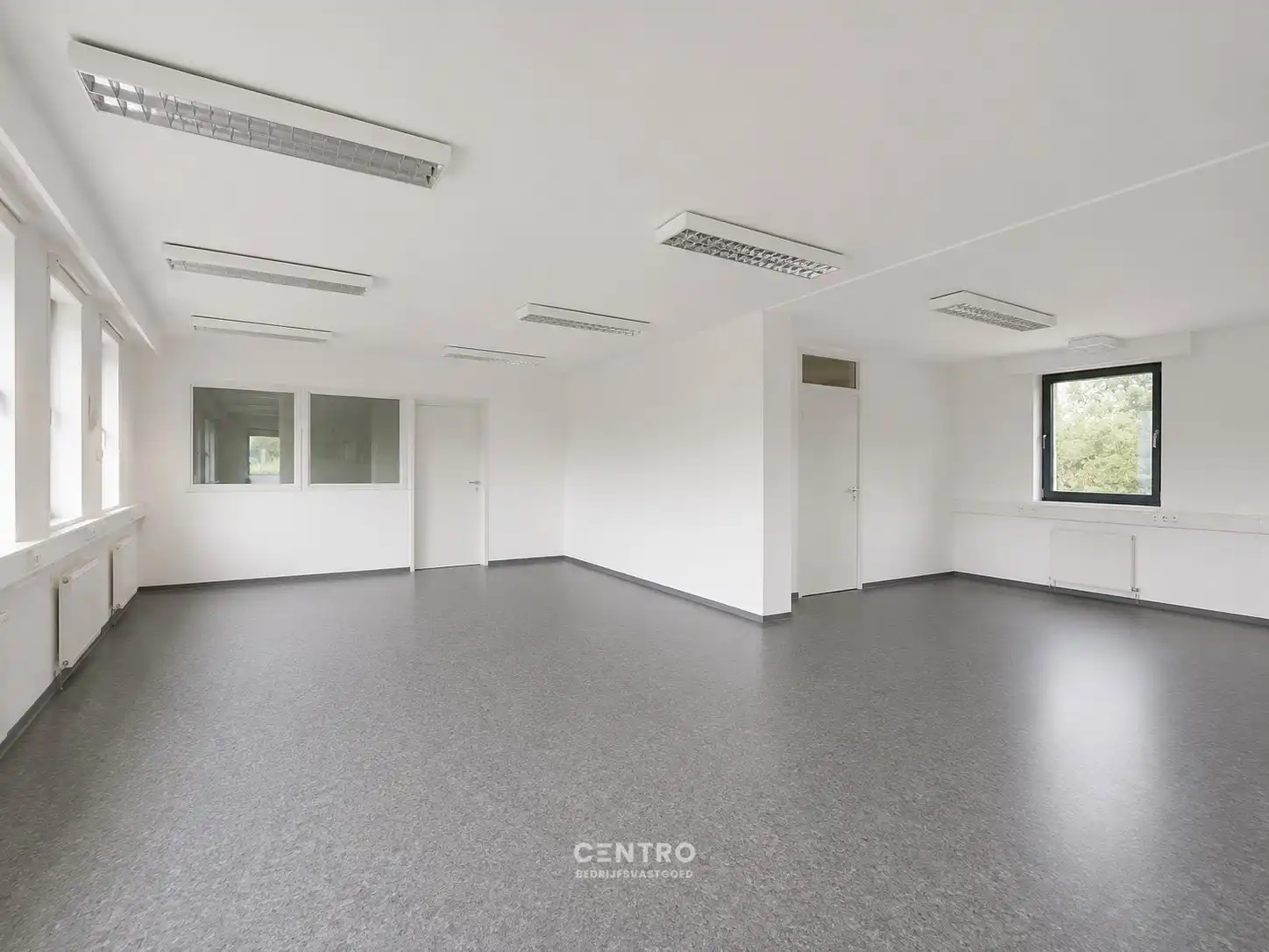 Ruim (430m²), multifunctioneel pand (bewoning, kantoor, praktijk, horeca, ...)  op ZICHTLOCATIE langs invalsweg Roeselare (vlakbij de ring R32). foto 10