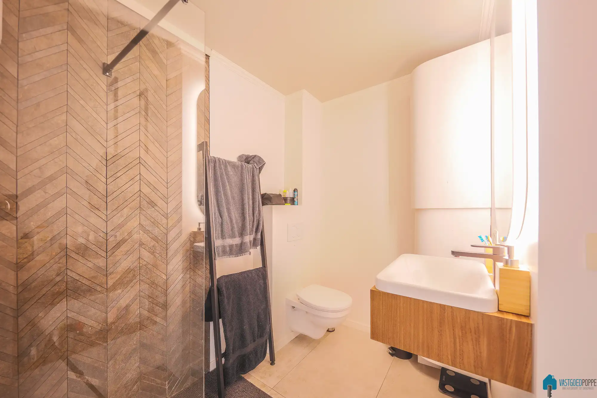 Gerenoveerd appartement met terras foto 13