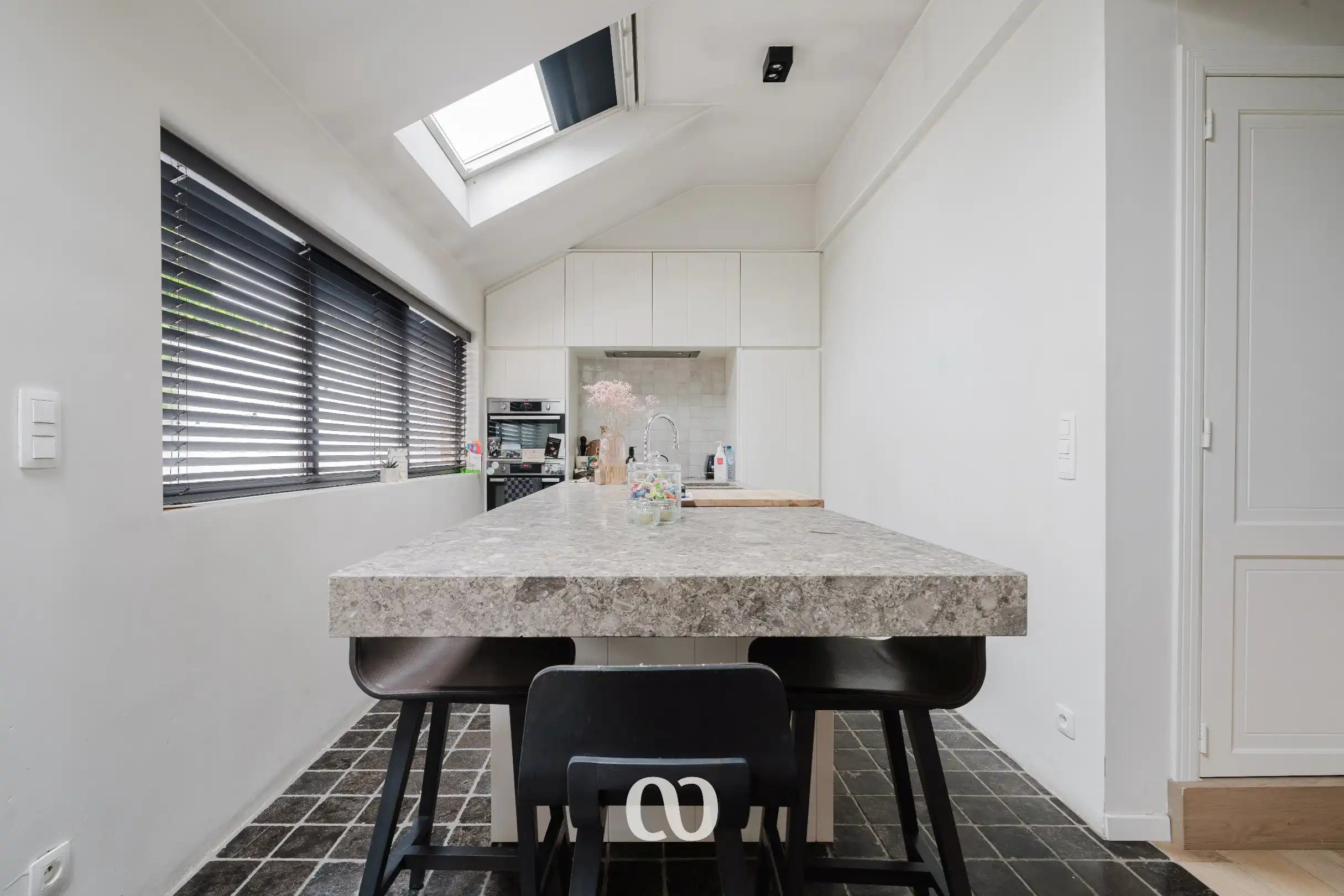 Instapklare woning met tuin en bijgebouw in het centrum van Kruishoutem foto 4