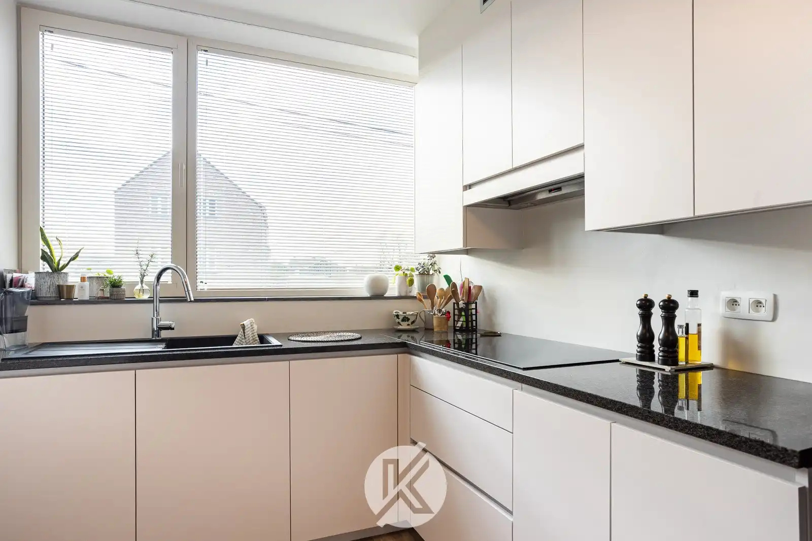 Recente nieuwbouwwoning met kwalitatieve afwerking foto {{pictureIndex}}