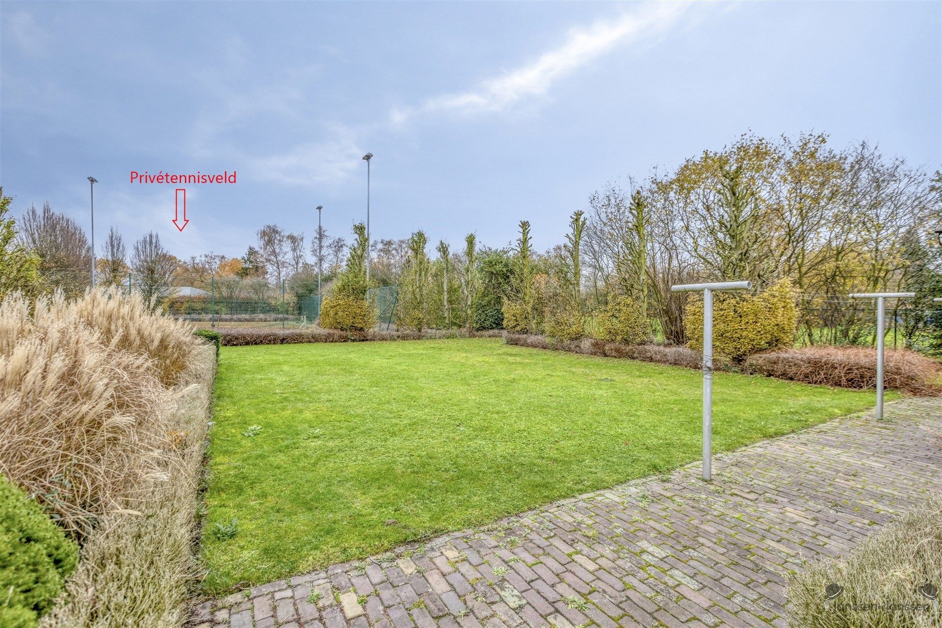 Ruime, goed onderhouden woning met prachtige tuin in Elsum Geel foto 27