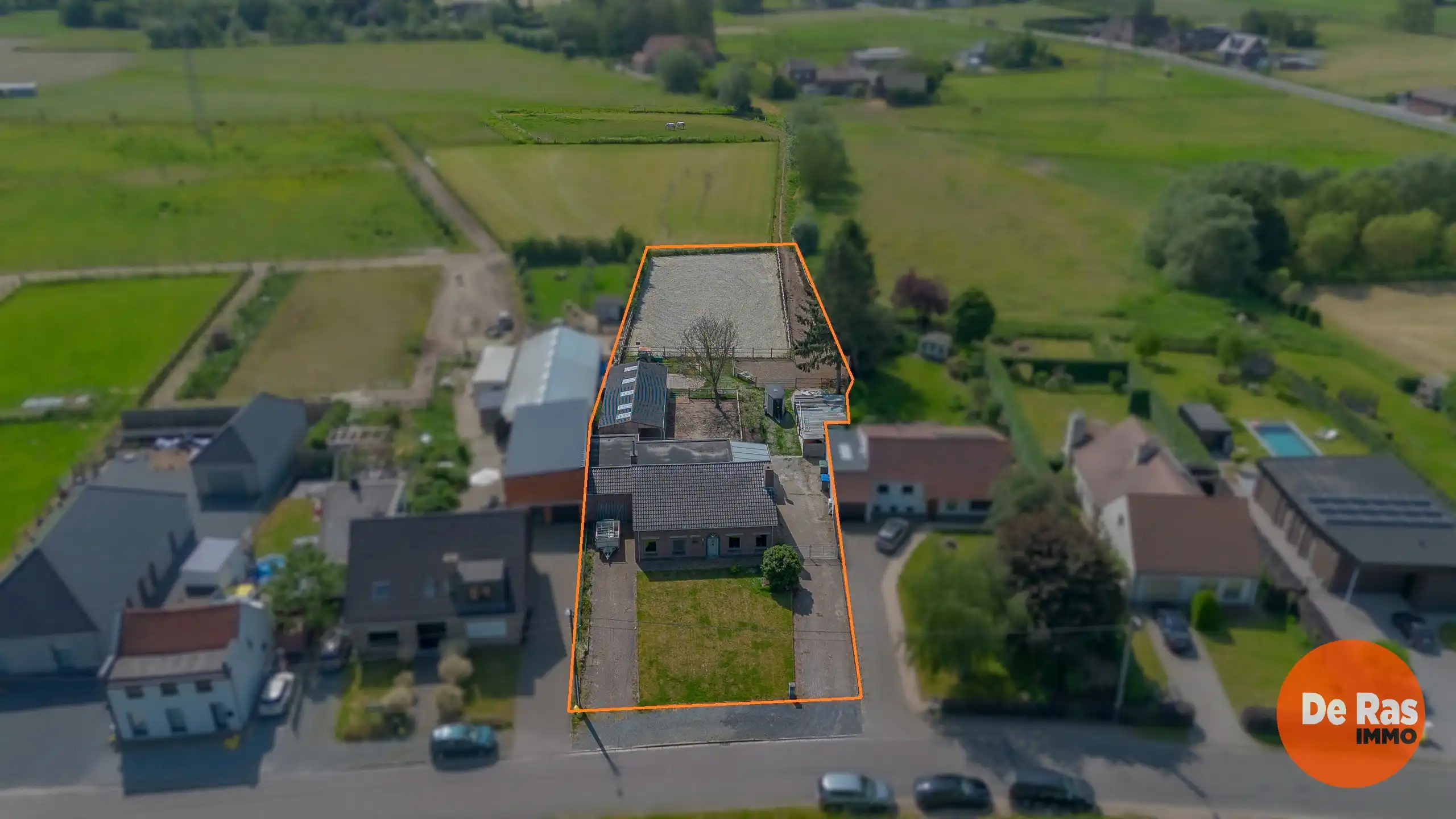 Hoofdfoto van de publicatie: LEBBEKE - Charmante woning met paardenaccommodatie.