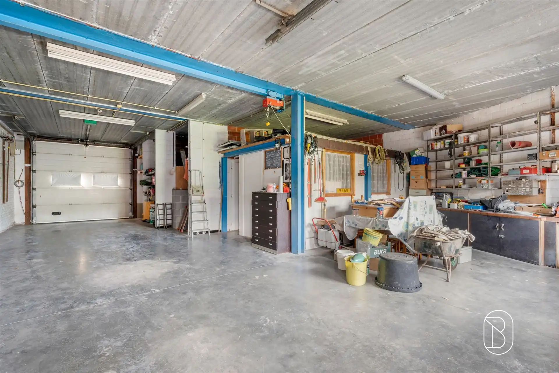 Ruime woning met atelier, bureau en maar liefst 3 garages foto 7
