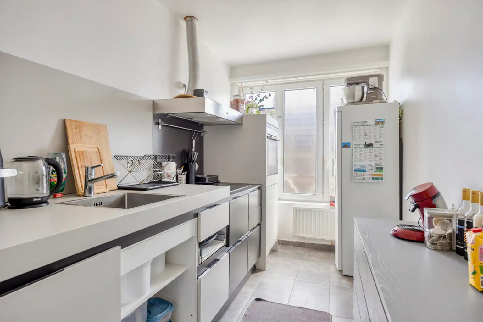 Instapklaar 2-slaapkamerappartement met garage foto 5