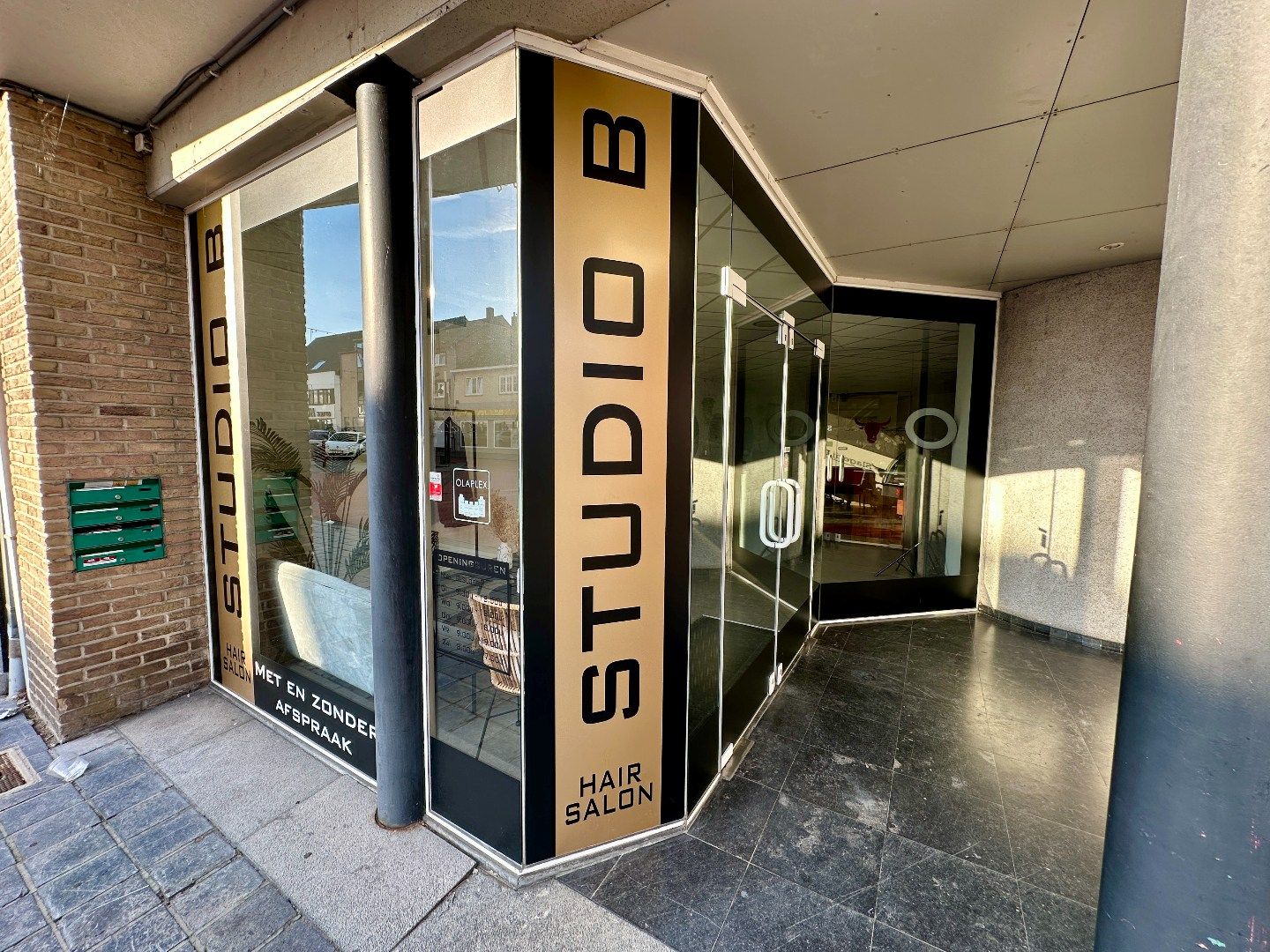 Instapklare winkelruimte van 150m² momenteel ingericht als kapperszaak in Eisden foto 2