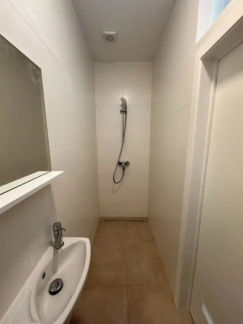 --- NIEUW --- Gerenoveerde STUDENTEN-kamers (GEEN DOMICILIE MOGELIJK!) te huur in Gent, nabij UZ/station/overpoort foto 2