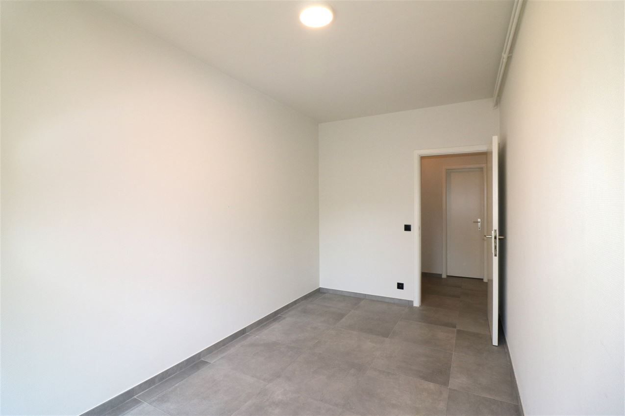 Volledig vernieuwd gelijkvloers app. met 2 slpk. en afgesloten garage foto 24