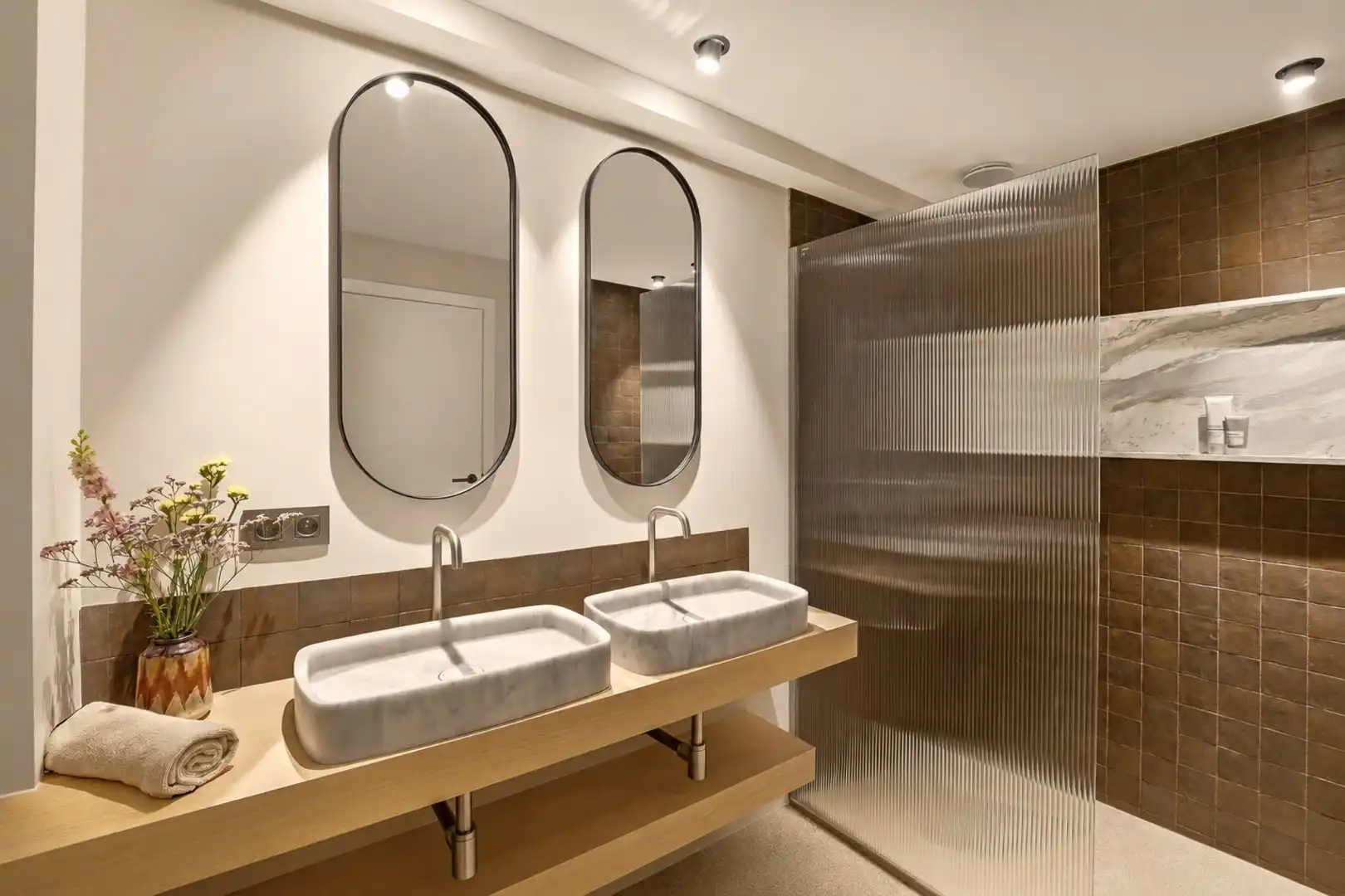 Stijlvol gerenoveerd stadsappartement met maatwerk, 2 slaapkamers en veel bergruimte foto 24