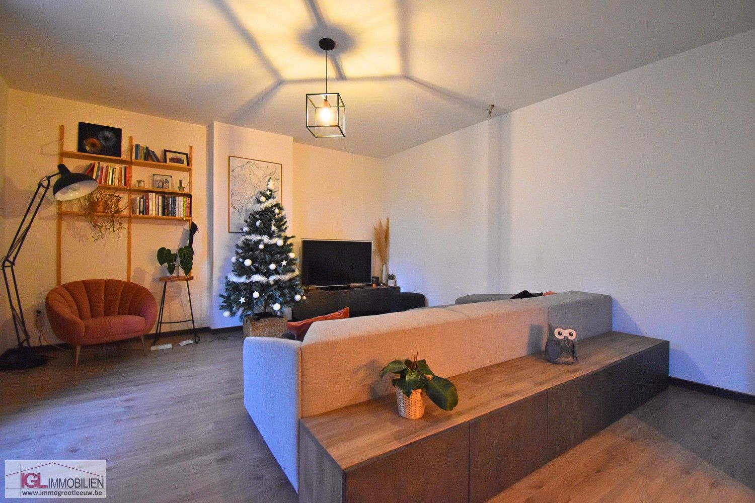 Ruime gezinswoning met 4 slaapkamers, tuin, terras en 2 staanplaatsen te huur foto 2