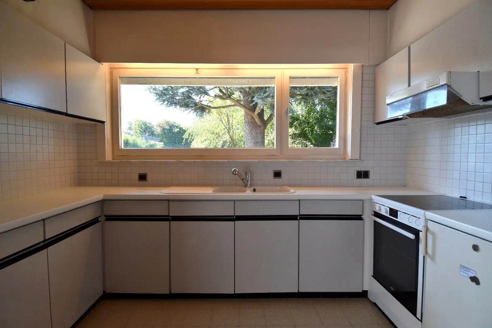 Alleenstaande woning met achterliggende opslag ruimte (205 m²) te koop in Heule foto 7