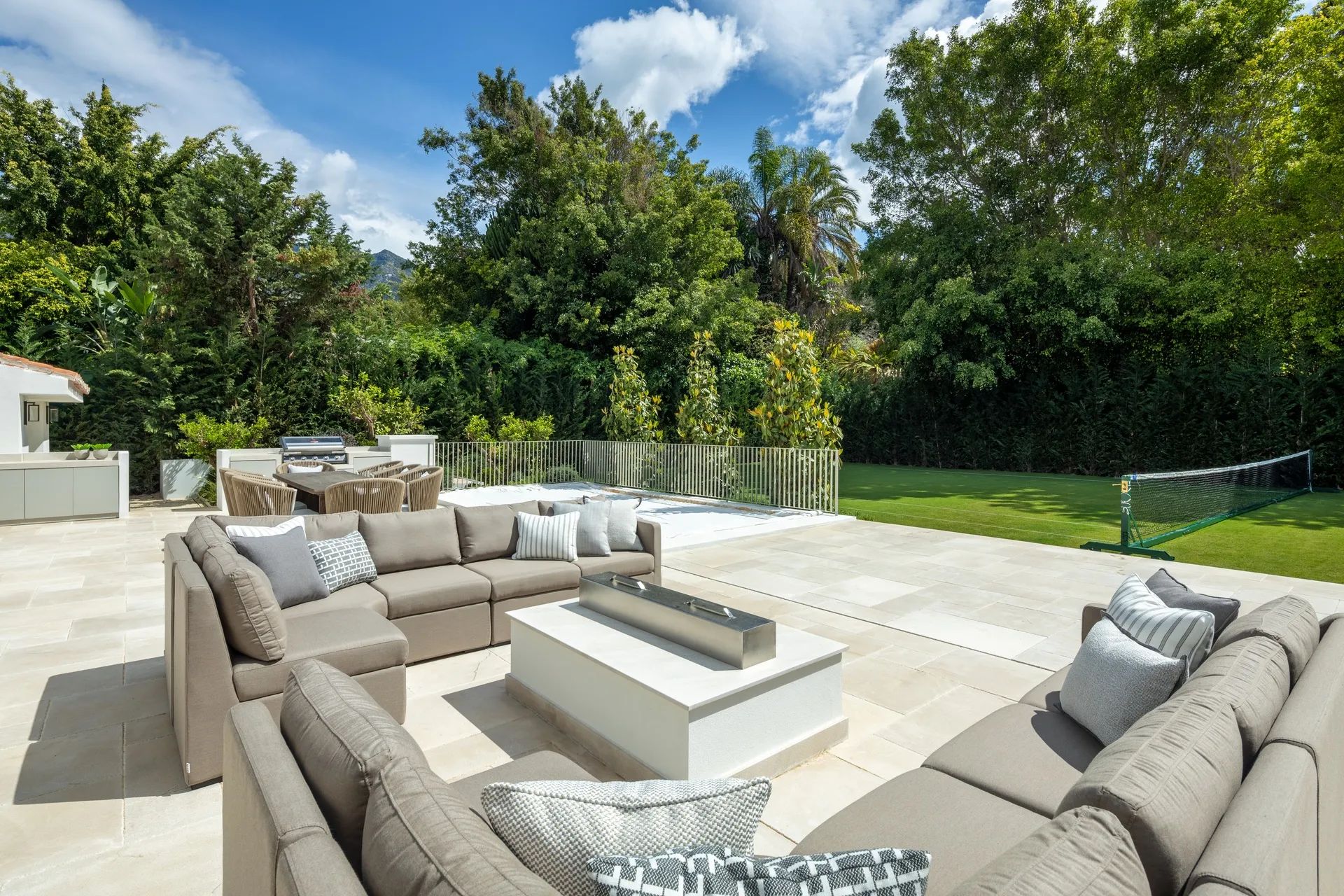 Iconische villa in Marbella’s toplocatie – instapklaar meesterwerk met tennisbaan, spa en cinema foto 21