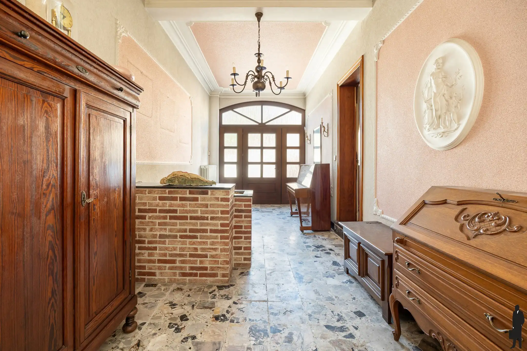 Te renoveren ruime woning met werkplaats foto 3