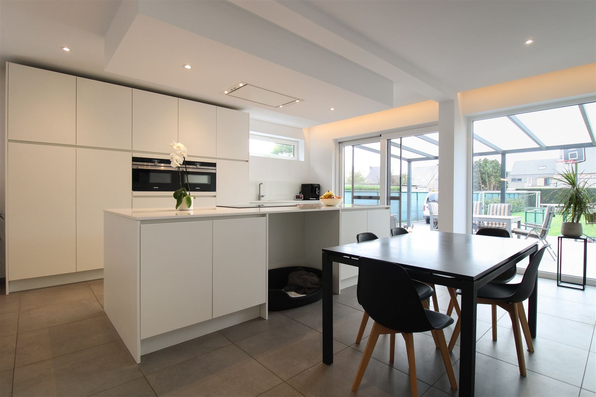 Instapklare, volledig gerenoveerde gezinswoning met 3 slaapkamers, ruime leefkeuken, zonnige omheinde tuin op 5a71ca, zonnepanelen, airco en EPC B, ideaal gelegen nabij scholen, winkels en het centrum van Maasmechelen! foto 6