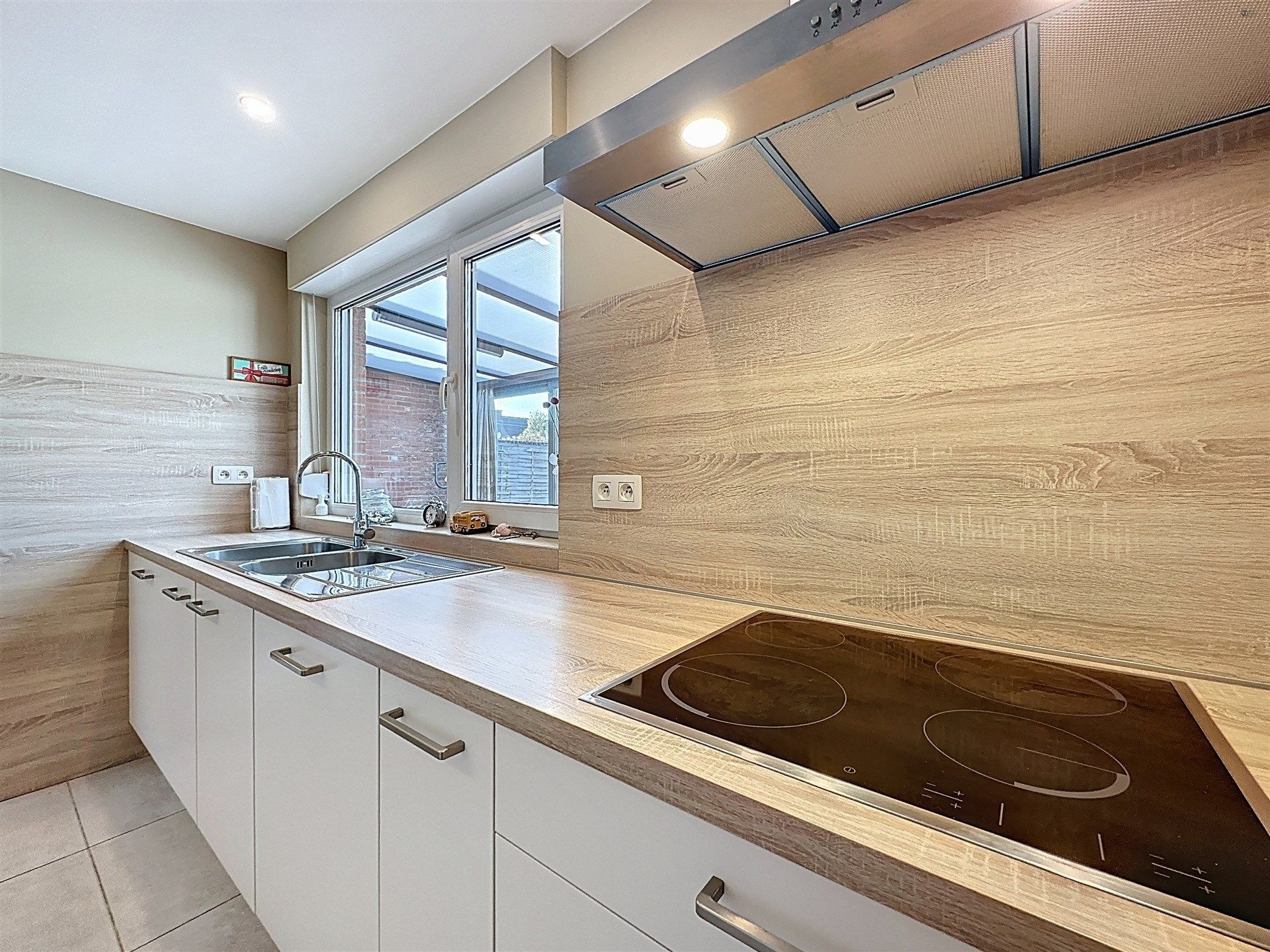 Instapklare gezinswoning met garage, 5 slaapkamers en gezellige tuin op 450m²! foto 2