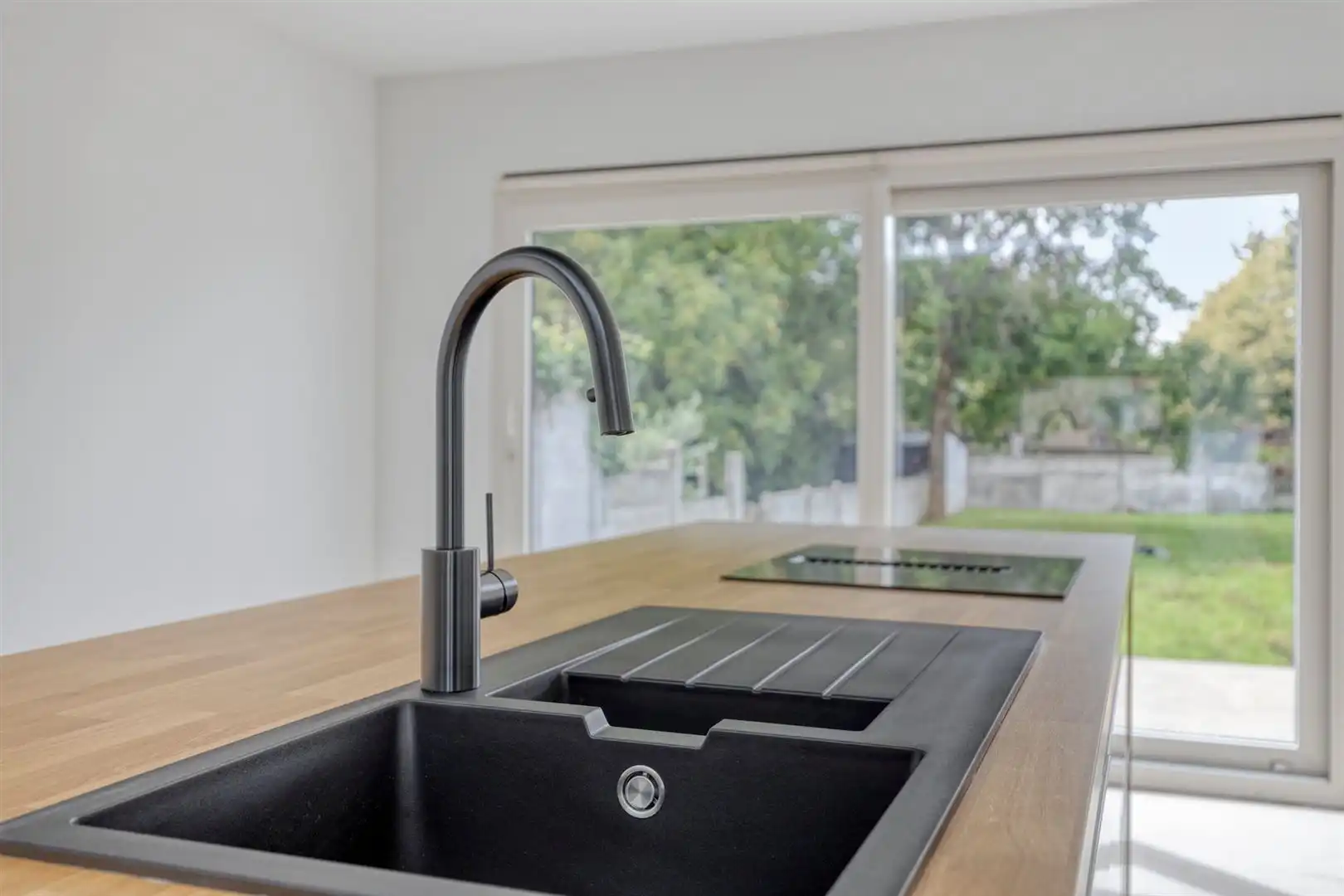 TE KOOP: Volledig gerenoveerde en instapklare woning met 3 slaapkamers te Koersel! foto 11