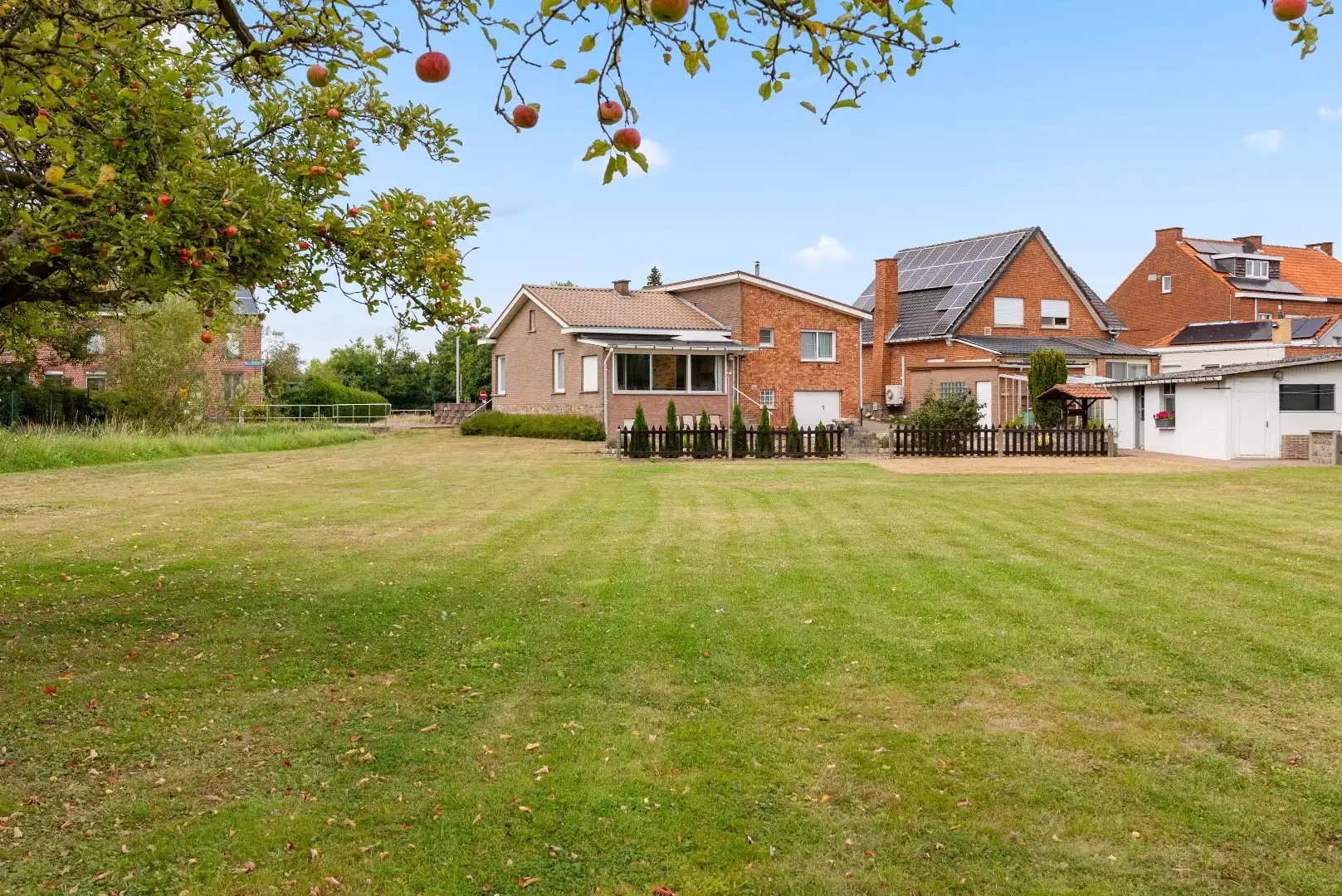 Open bebouwing op topligging met 3 slaapkamers en prachtige tuin foto 29