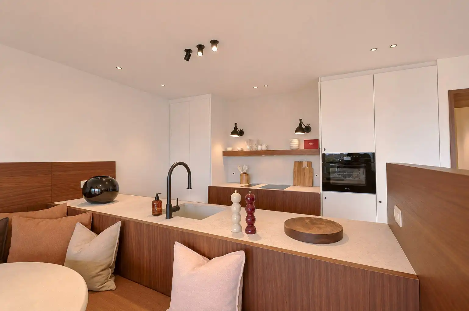 Prestigieus gerenoveerd appartement afgewerkt met hoogwaardige materialen gelegen nabij het Driehoeksplein. foto 16