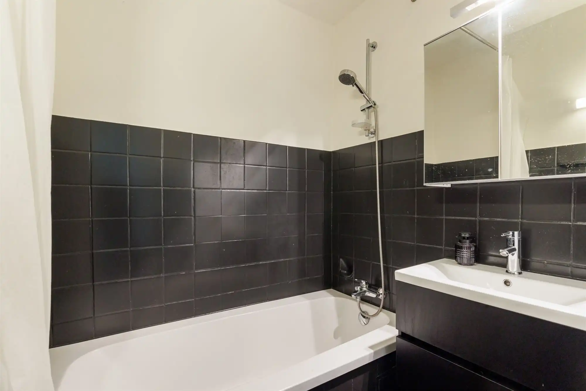 Gerenoveerd 2 Slaapkamer appartement met terras in Berchem foto 17