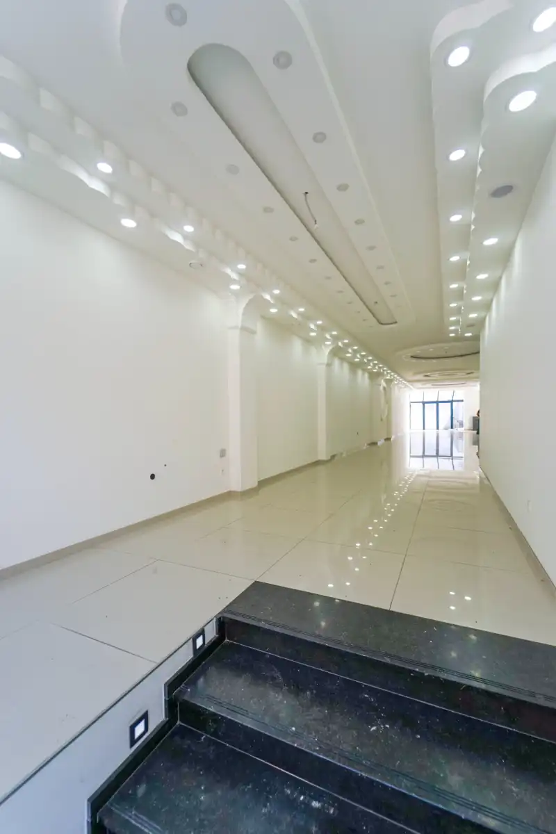 Recent volledig gerenoveerd handelspand (+-280m²) in Sleepstraat TE HUUR met een moderne uitstraling. foto 3