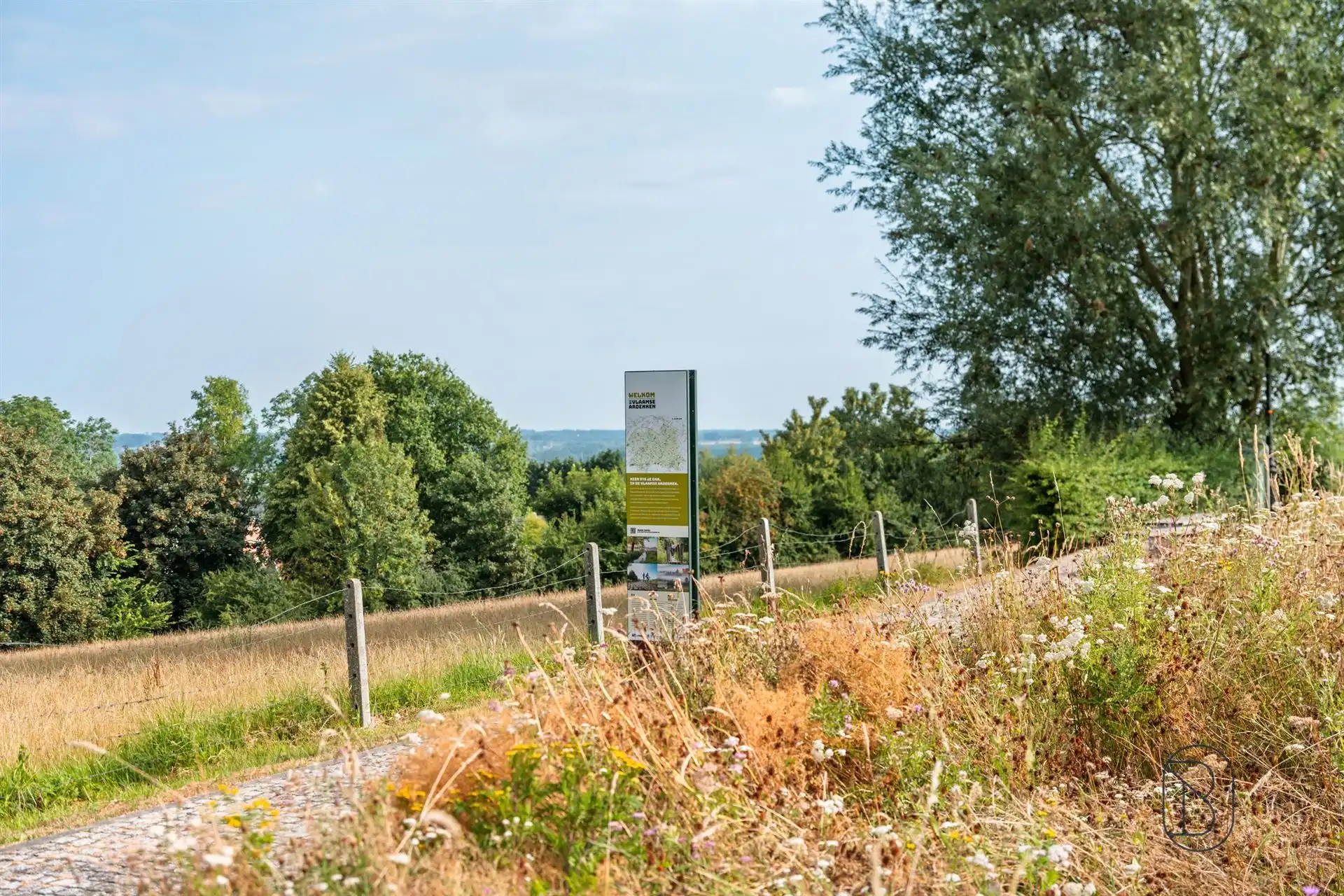 Ruime gezinswoning met tuin, terras en panoramisch uitzicht foto 2