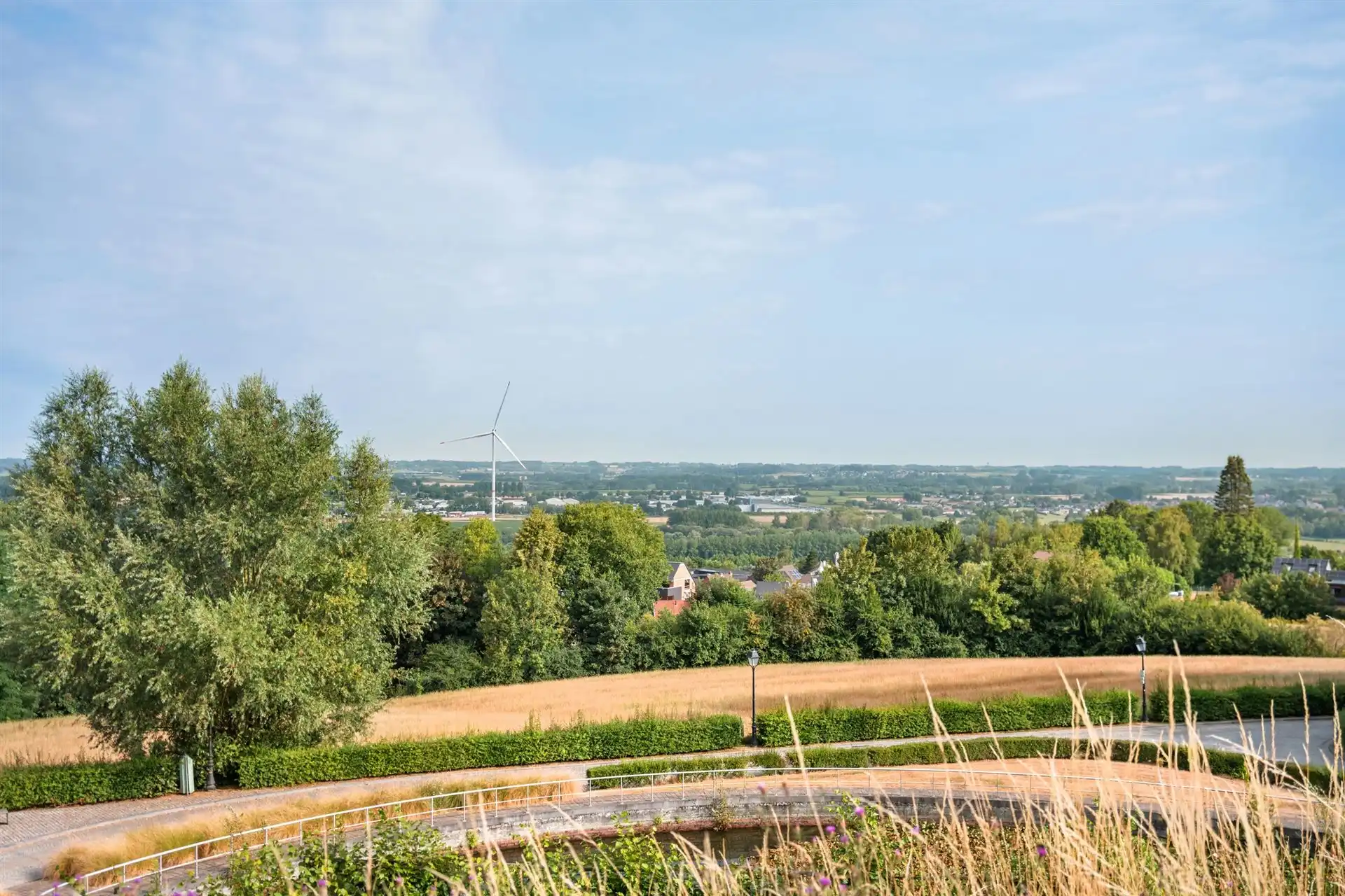 Ruime gezinswoning met tuin, terras en panoramisch uitzicht foto 2