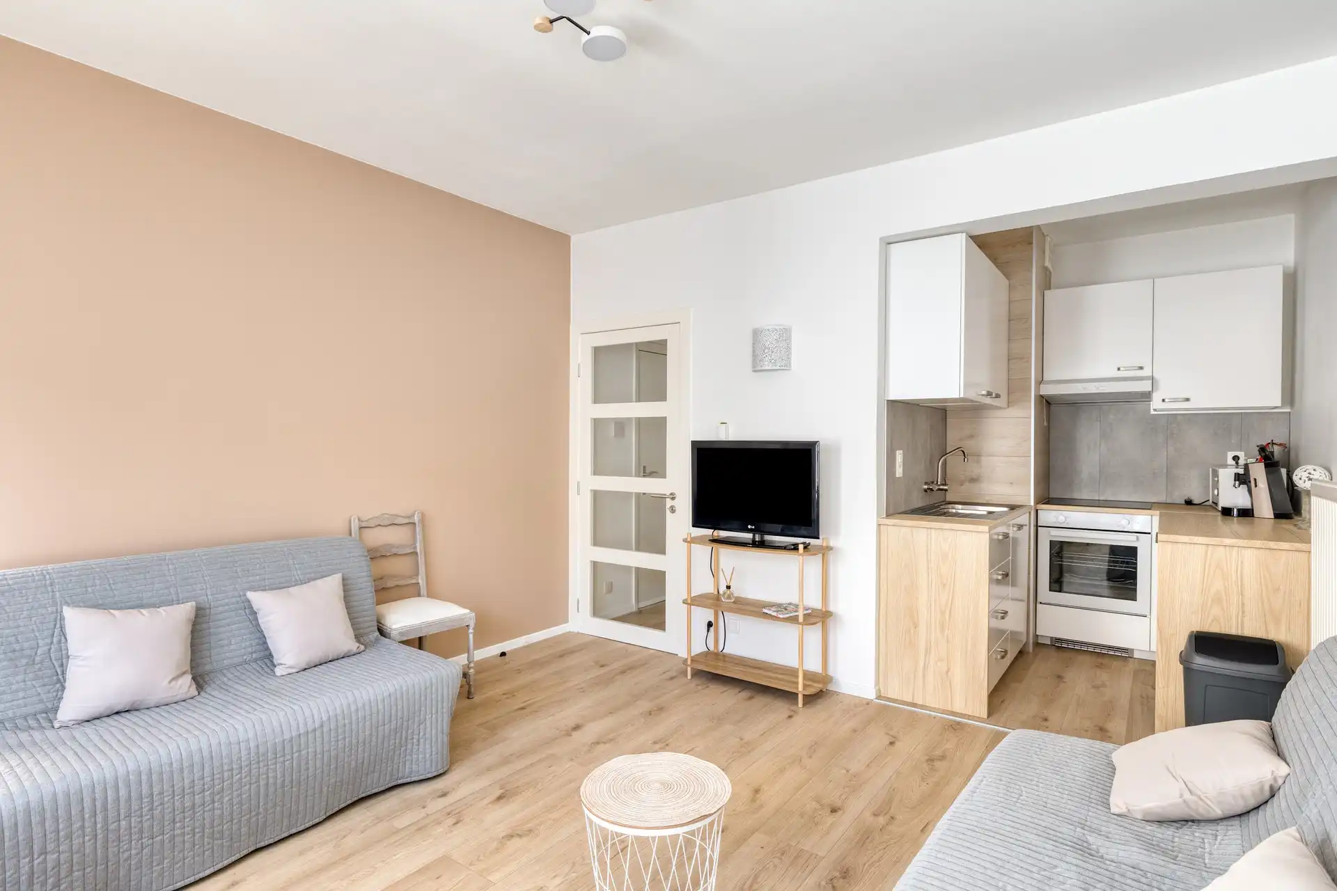 Volledig gerenoveerde én gemeubelde studio met zonnig terras in hartje Westende-Bad. foto 4