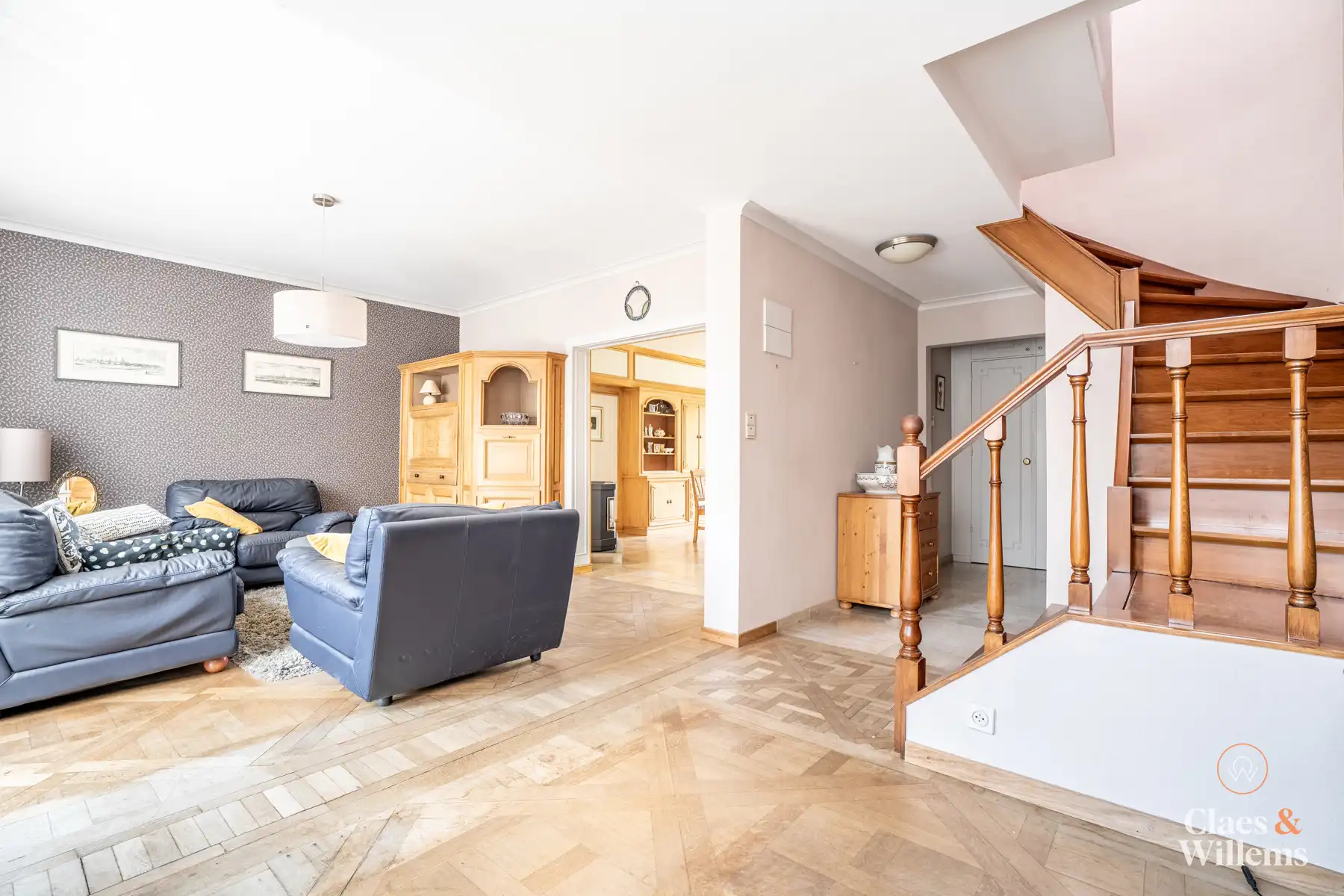 Ruime bel-etagewoning nabij centrum Halle foto 2