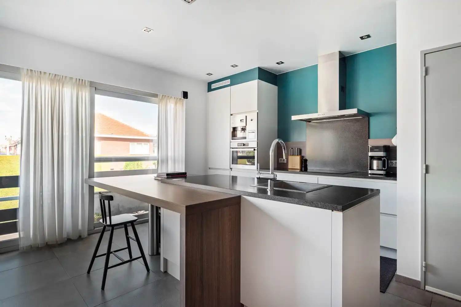 Lichtrijk appartement op de eerste verdieping met terras, kelderberging en gemeenschappelijk zwembad! foto 2