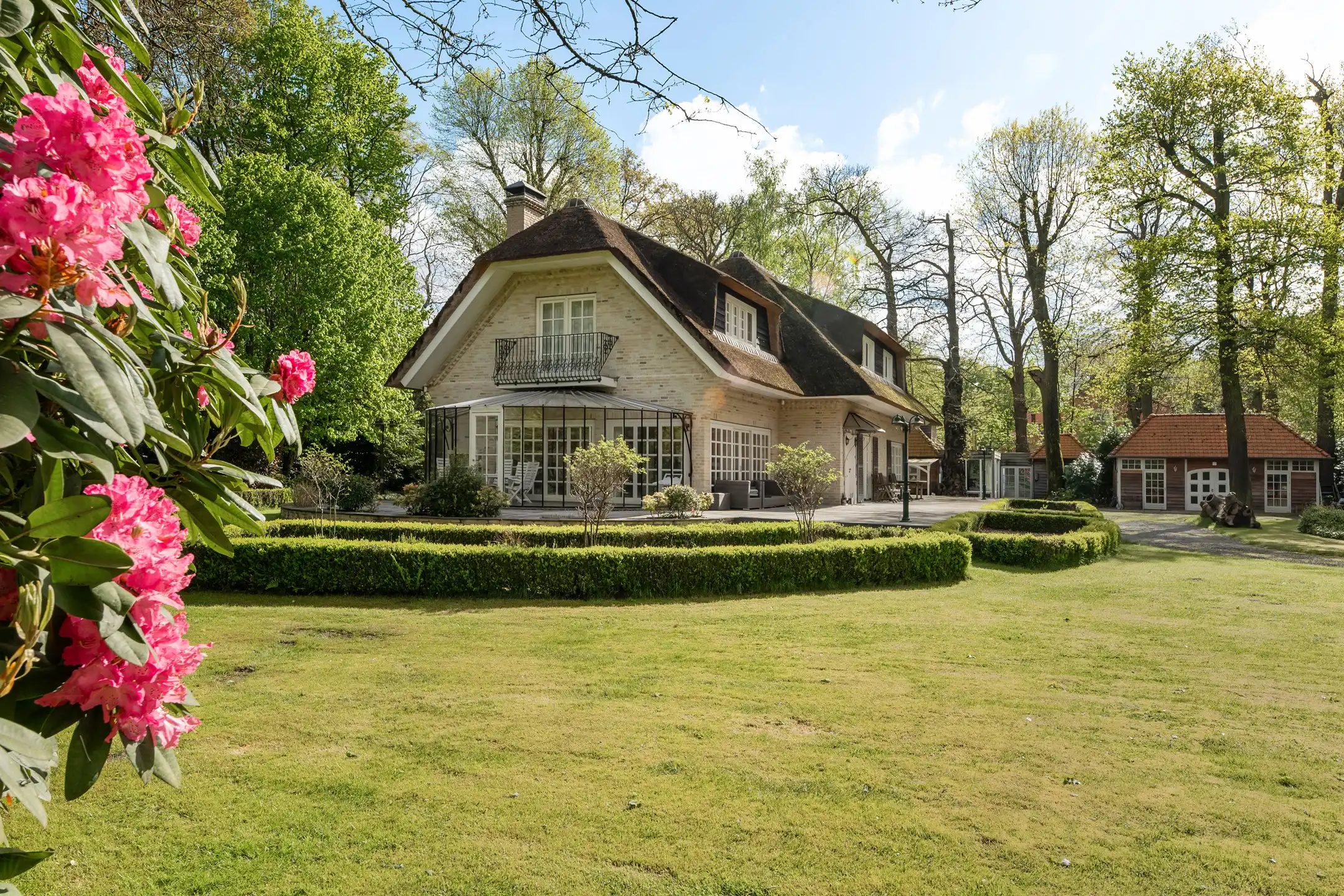 Unieke vrijstaande villa op ca. 7620m² in een uitzonderlijk domein in het groen. foto 28