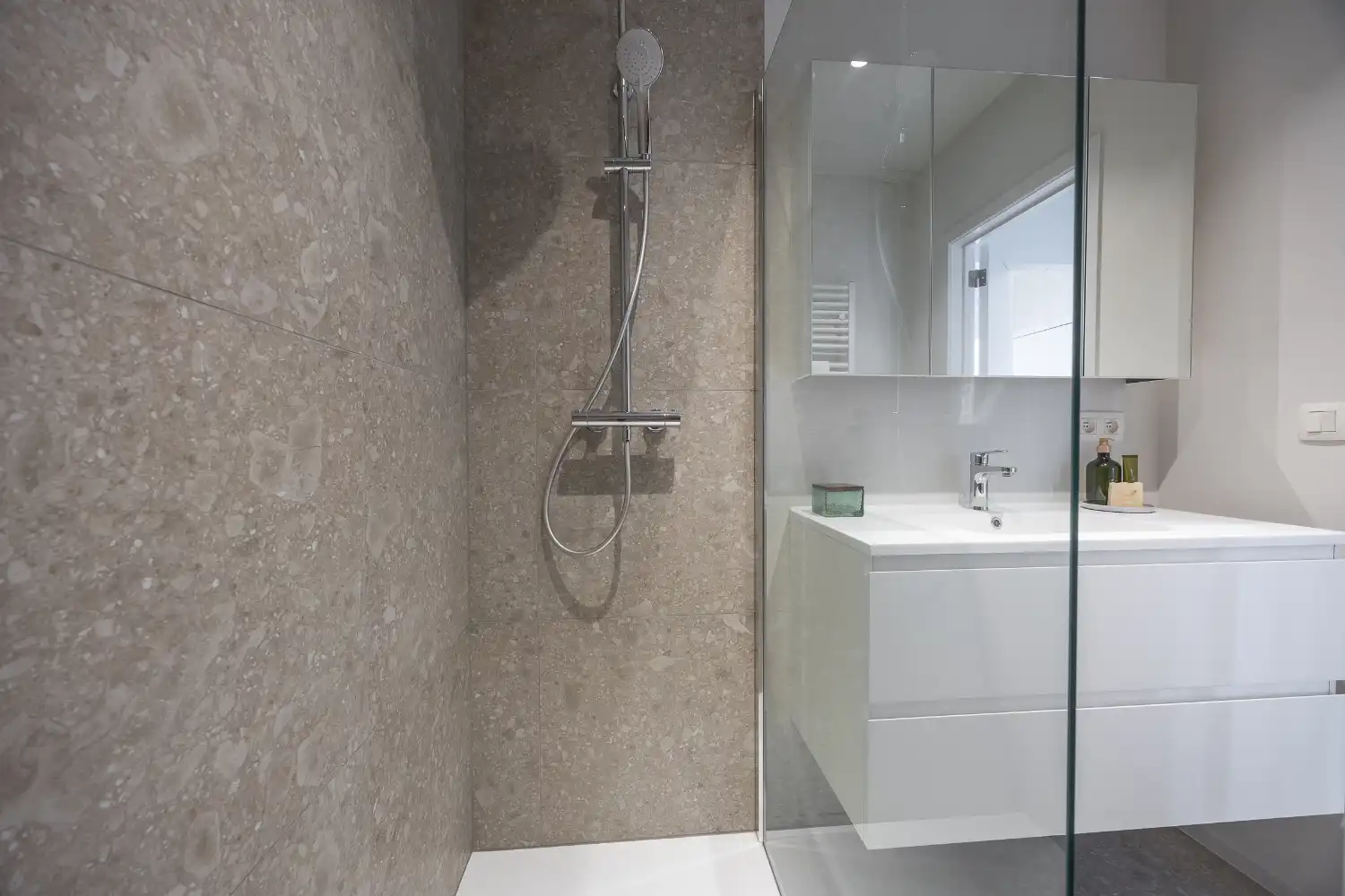 Gerenoveerd drie slaapkamer appartement met open zicht! foto 23