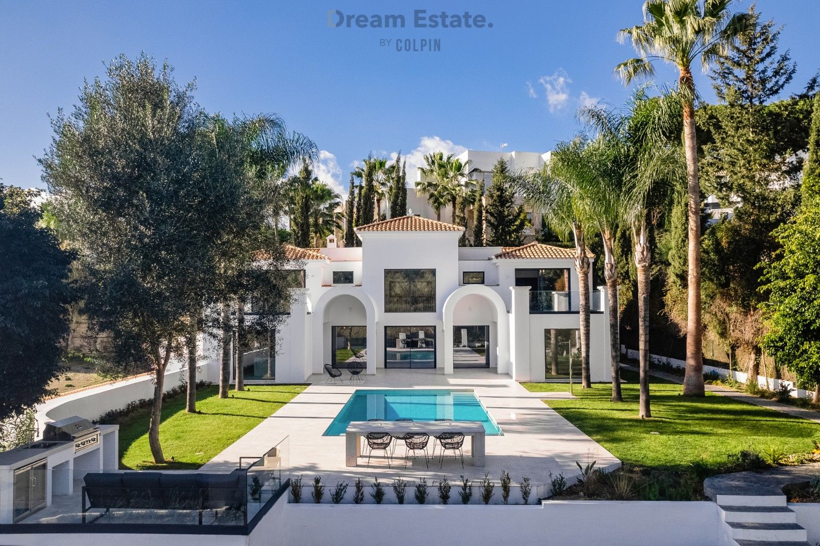 Een moderne familie villa te El Paraiso, Benahavis, New Golden Mile foto {{pictureIndex}}