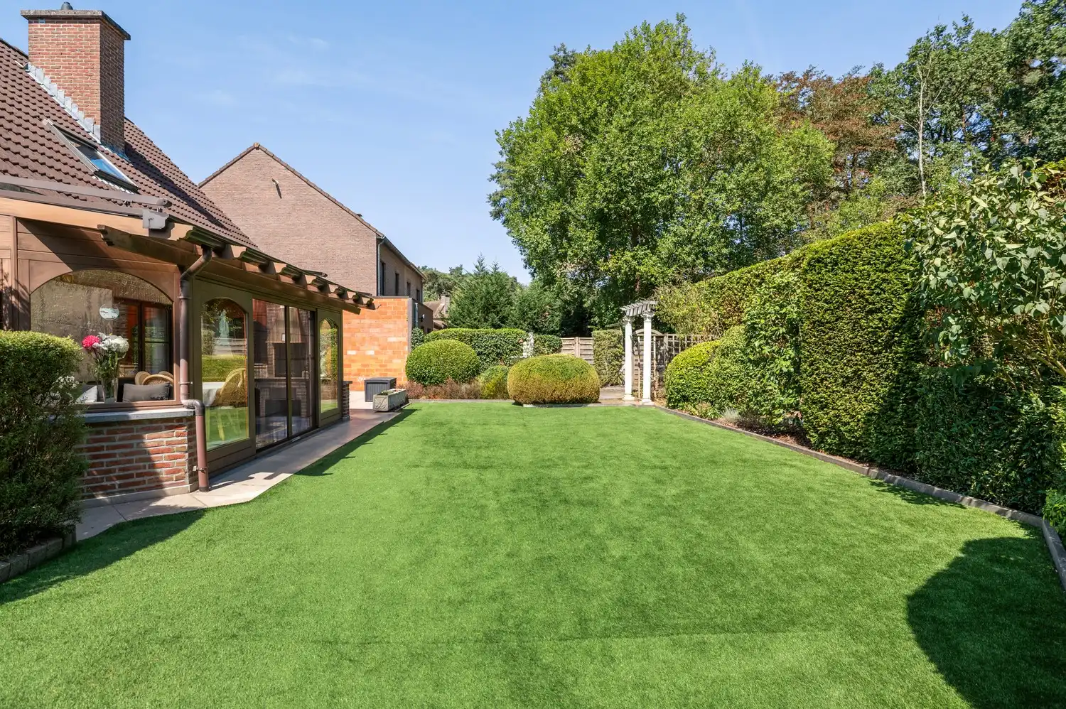 Ruime gezinswoning met 3 slaapkamers, veranda, garage en zonnige tuin foto 18