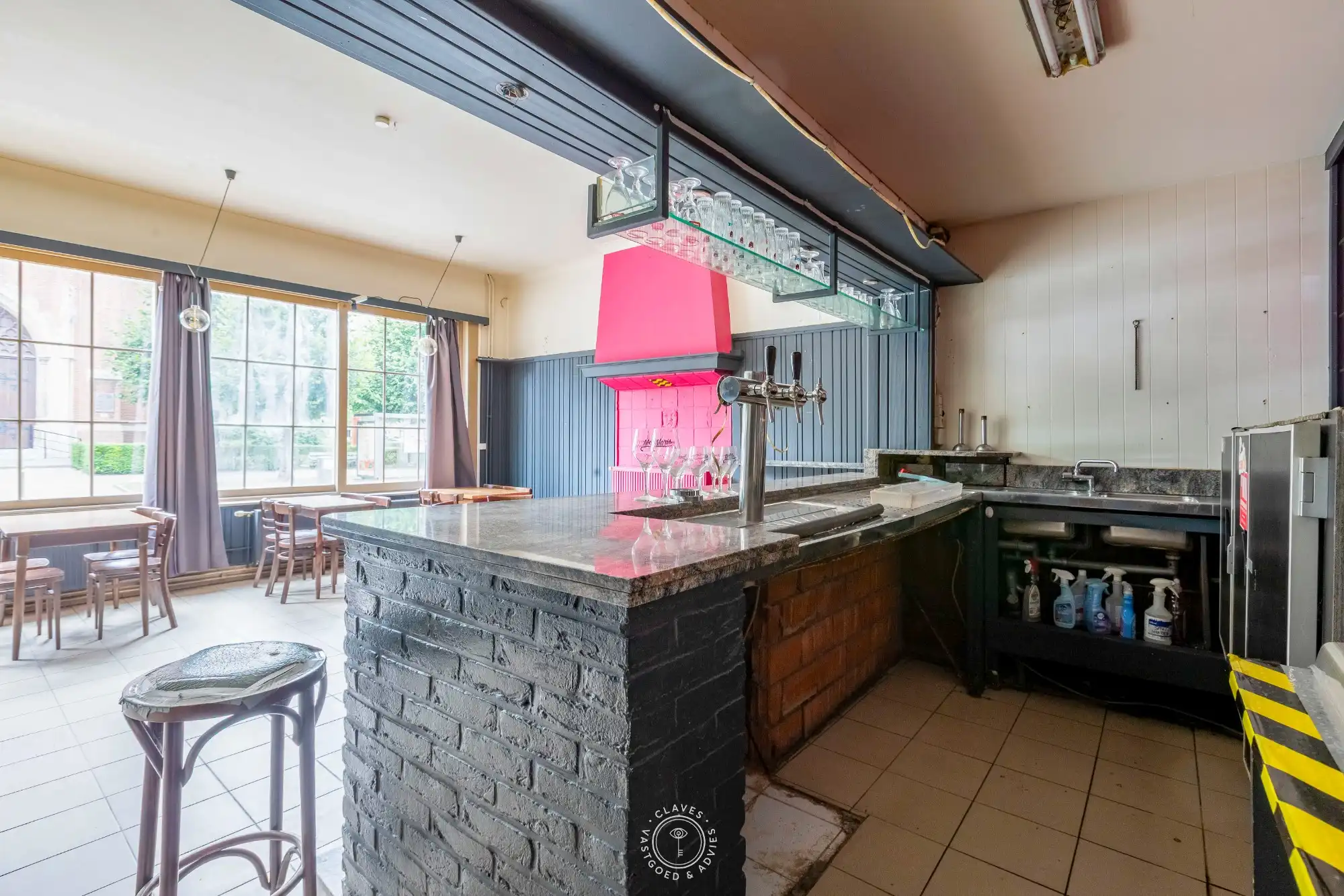 Karaktervol handelspand met woonst op topligging tegenover kerkplein foto 5