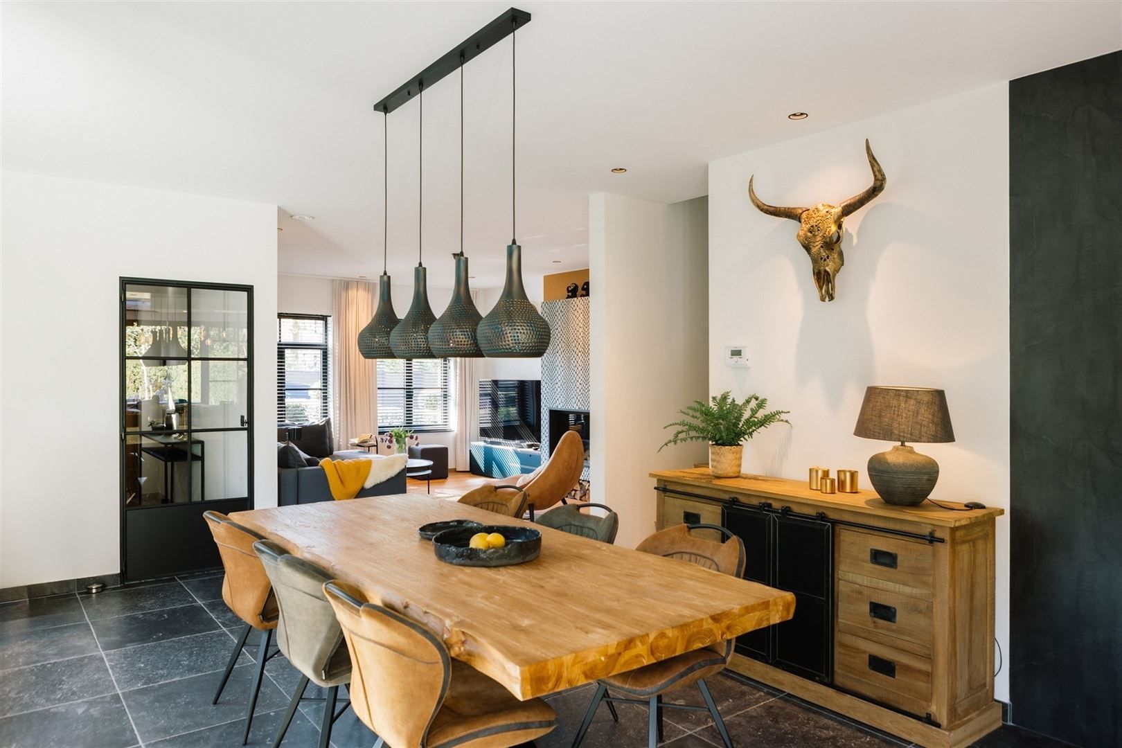 Eigentijdse luxe half open woning in een rustige setting foto 3
