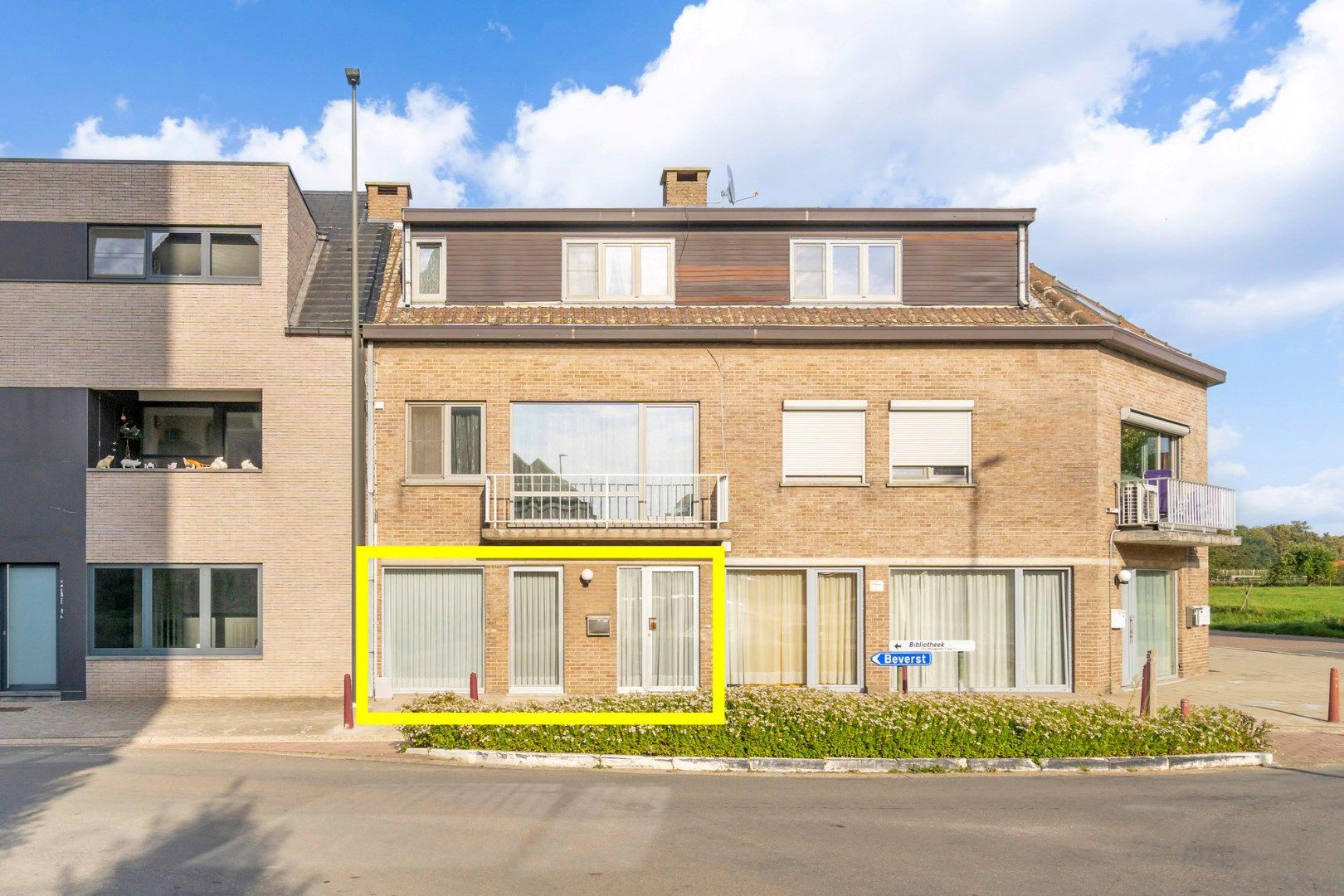 Ruim gelijkvloersappartement met 2 slaapkamers en individuele garage foto 2