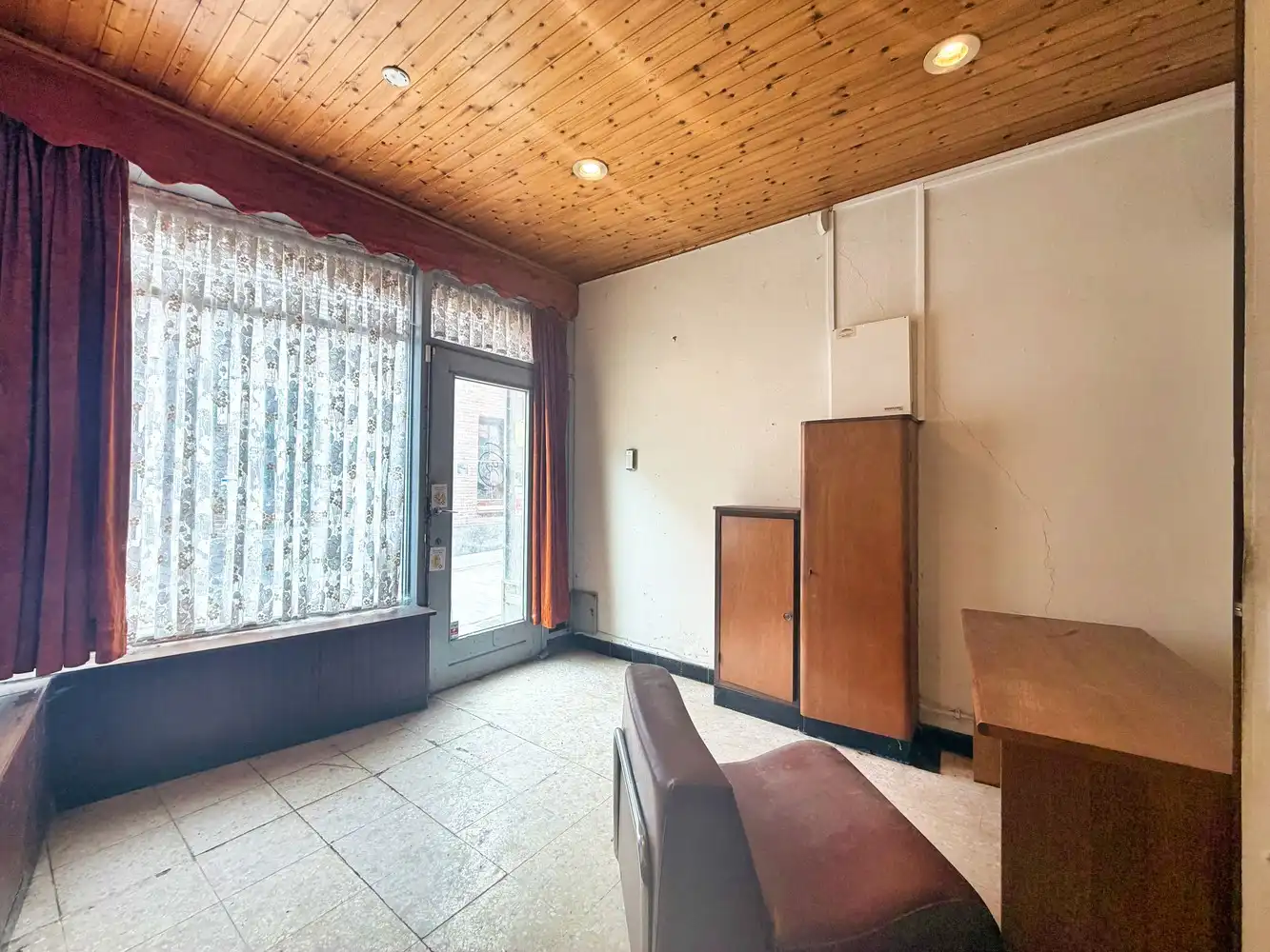 Uniek pand voor grondige renovatie in hartje Torhout foto 2