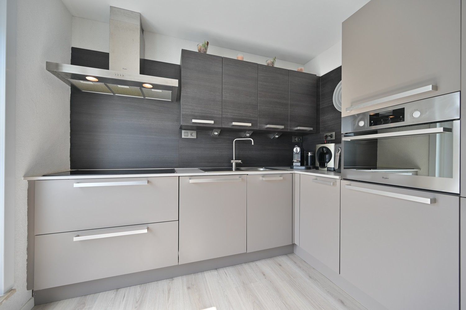 Halfvrijstaande bel-etagewoning met 3 slaapkamers, bosrijk gelegen in residentiële laan foto 13