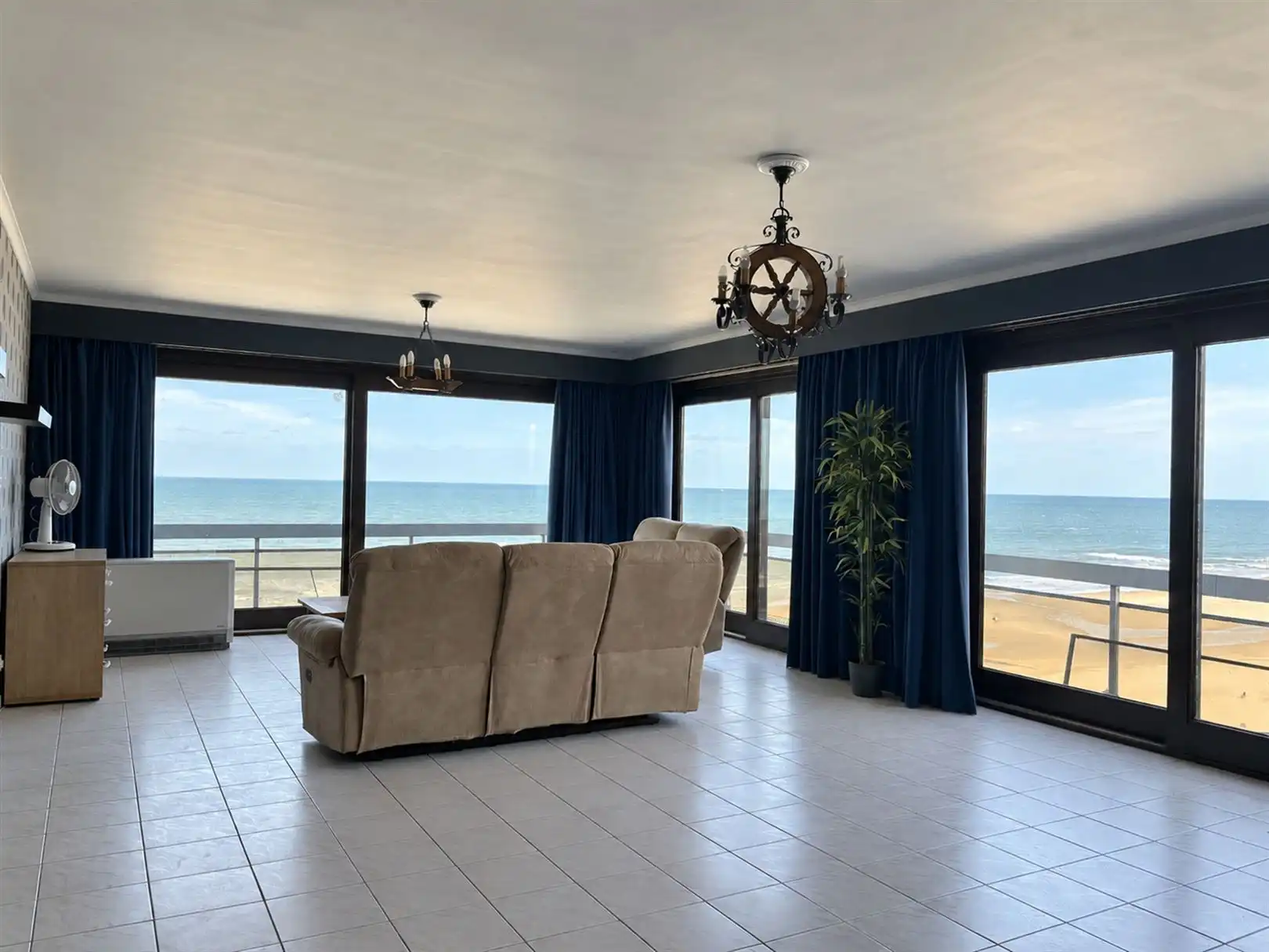 Hoekappartement met frontaal zeezicht foto {{pictureIndex}}