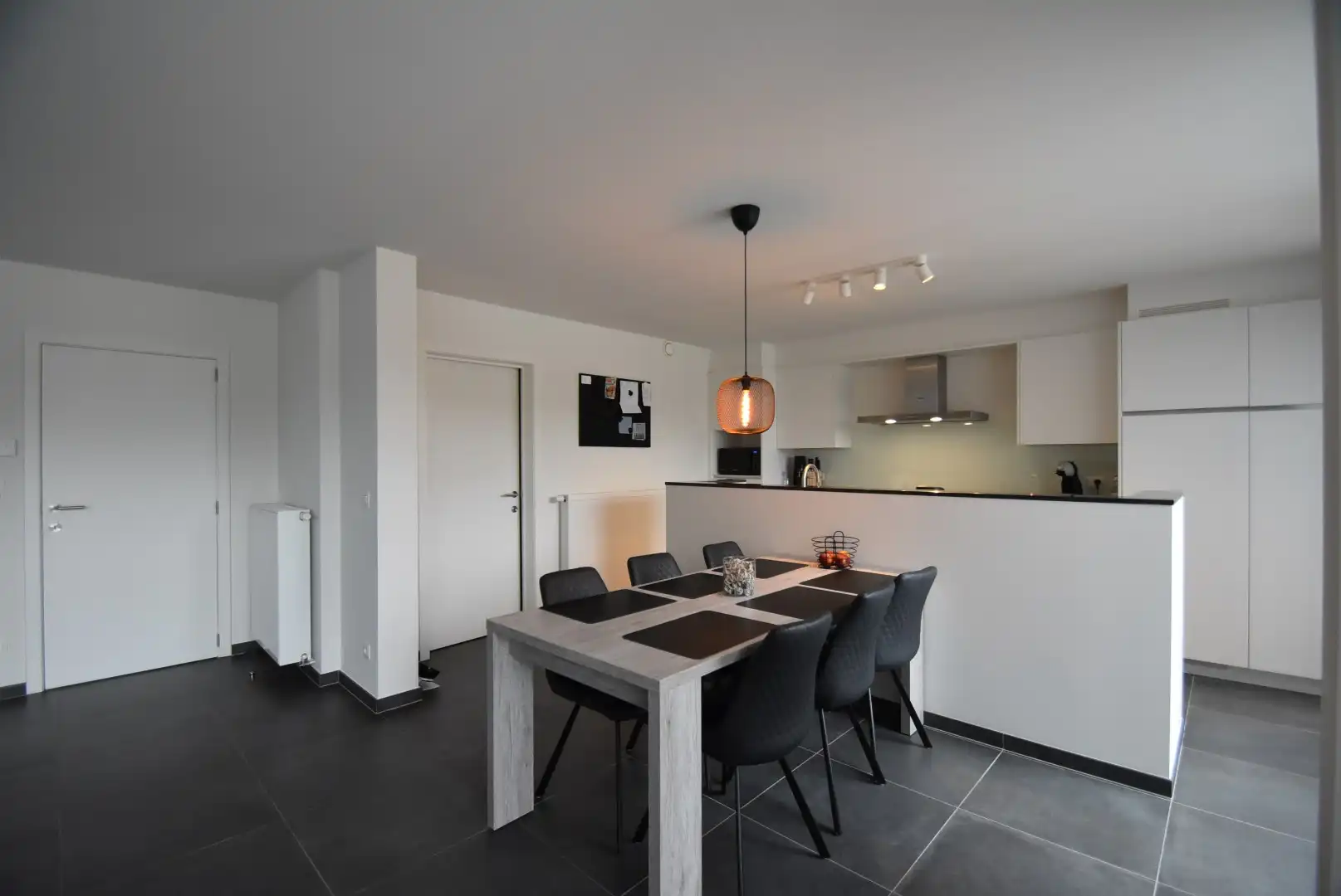 *** IN OPTIE **** Knap ingericht  en ruim appartement met 2 slaapkamers en groot terras foto 3