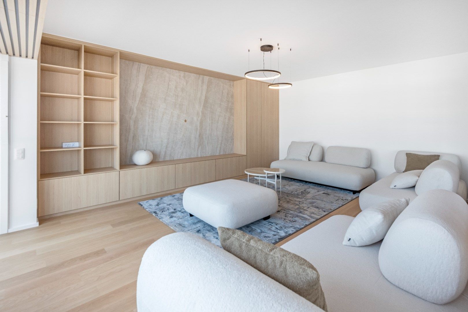 Ruim plateau-appartement met frontaal zeezicht (10 meter gevelbreedte) gelegen aan het Rubensplein. Inpandige parking. foto 9
