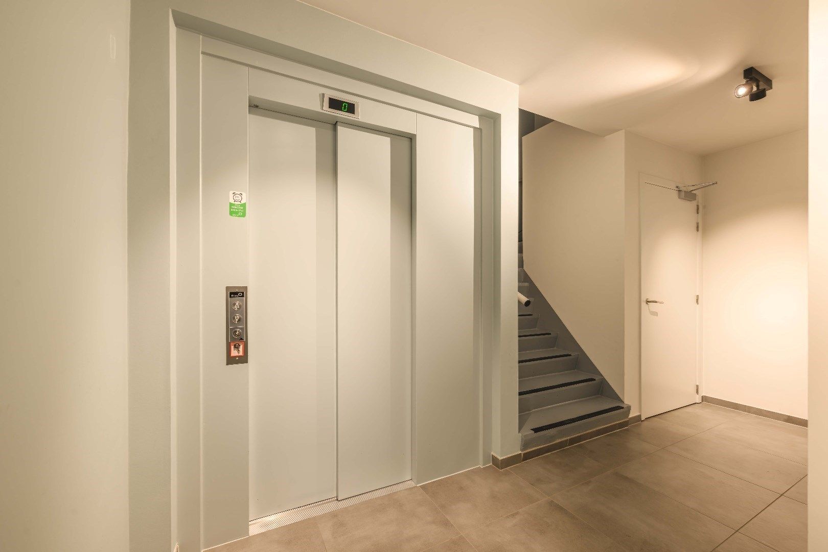 LUXUEUZE PENTHOUSE (BJ 2019) MET GUNSTIGE LIGGING foto 25